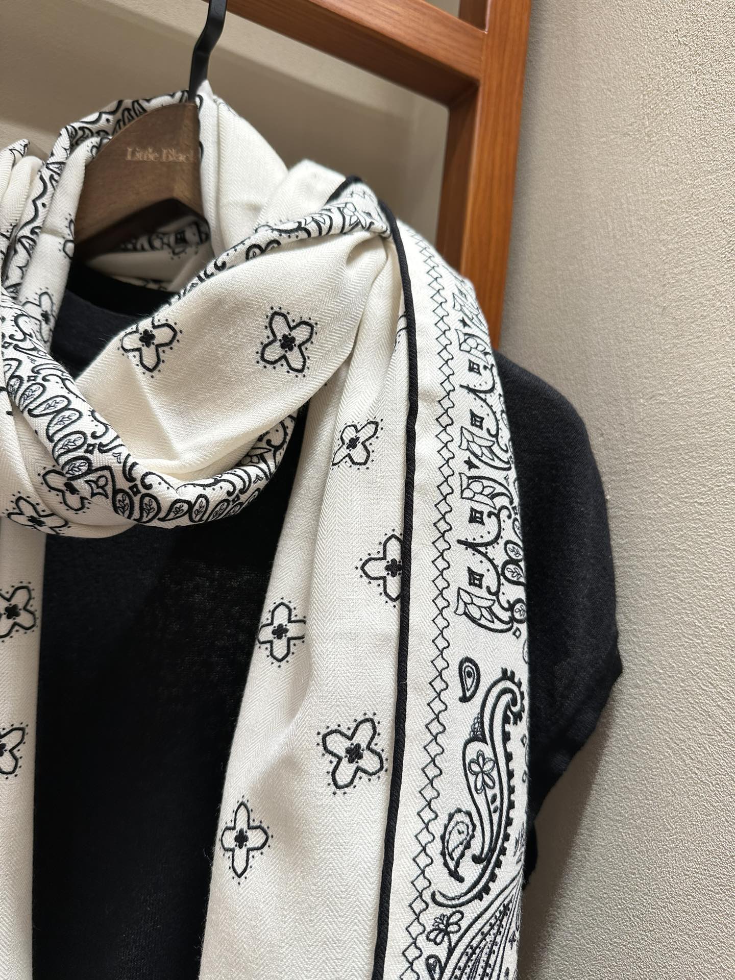 CC Scarf 185 CM In White Black Printed Pattern Cashmere Silk 371904