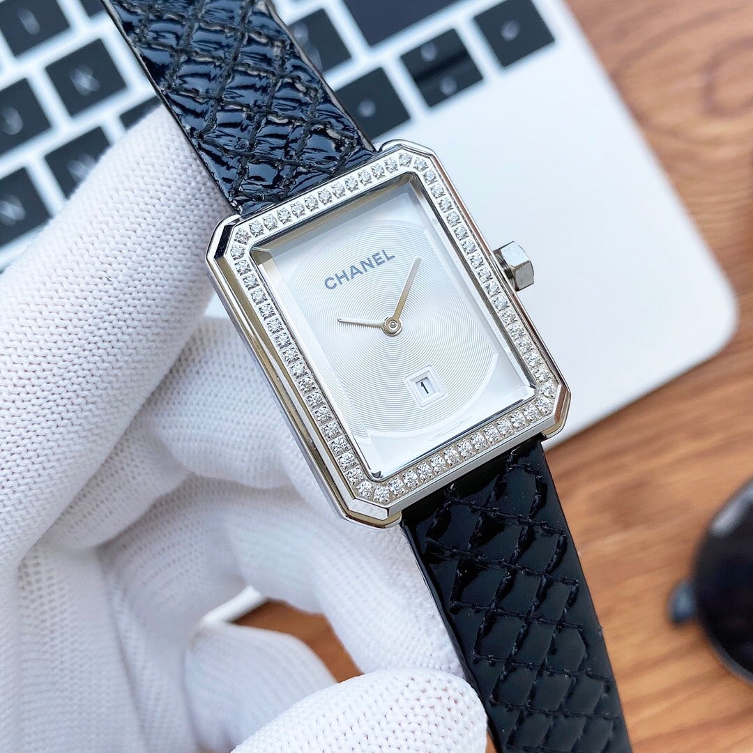 BOY-FRIEND QUARTZ DIAMOND BEZEL LEATHER STRAP
