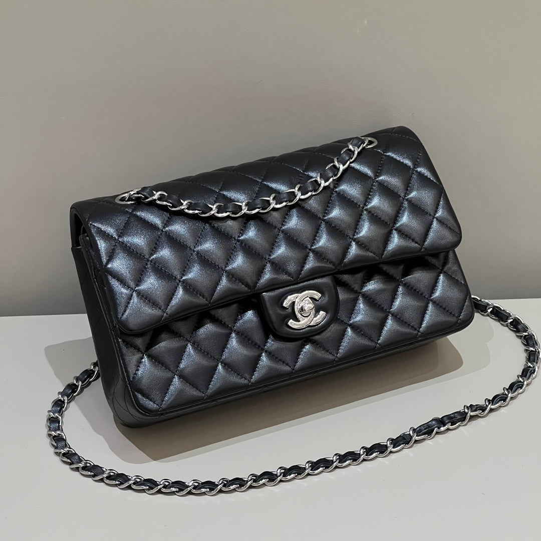 FLAP BAG 25CM HARDWARE BLACK LAMBSKIN