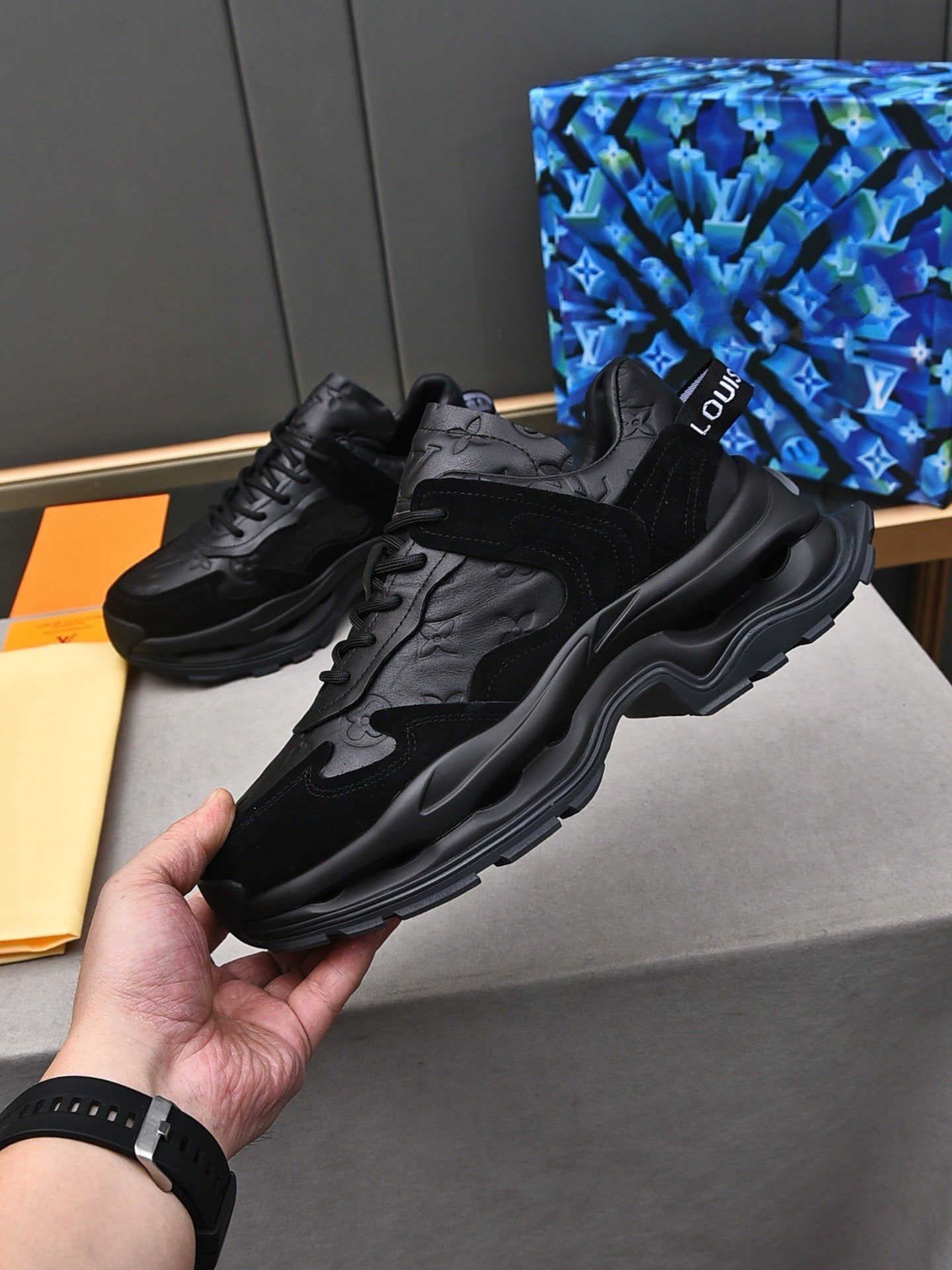 LV RUN SNEAKER BLACK