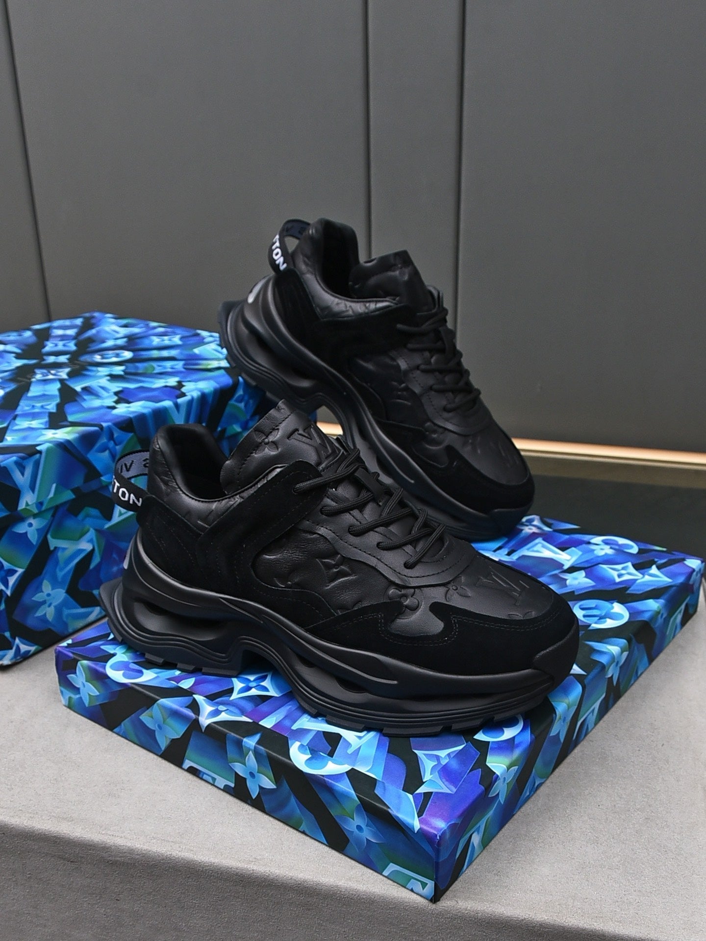 LV RUN SNEAKER BLACK
