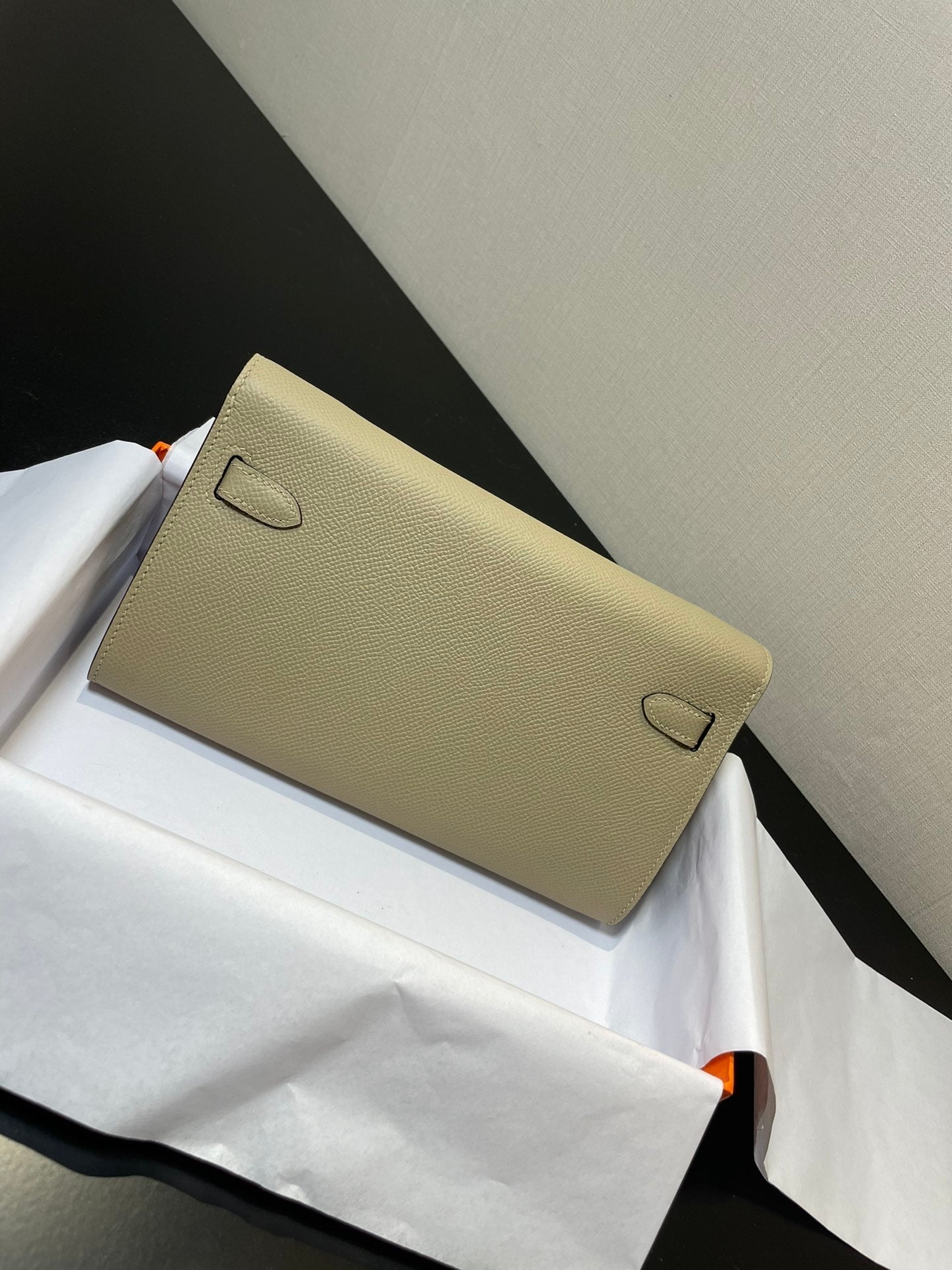 kelly to go wallet 20.5 lichen epsom gold hardware