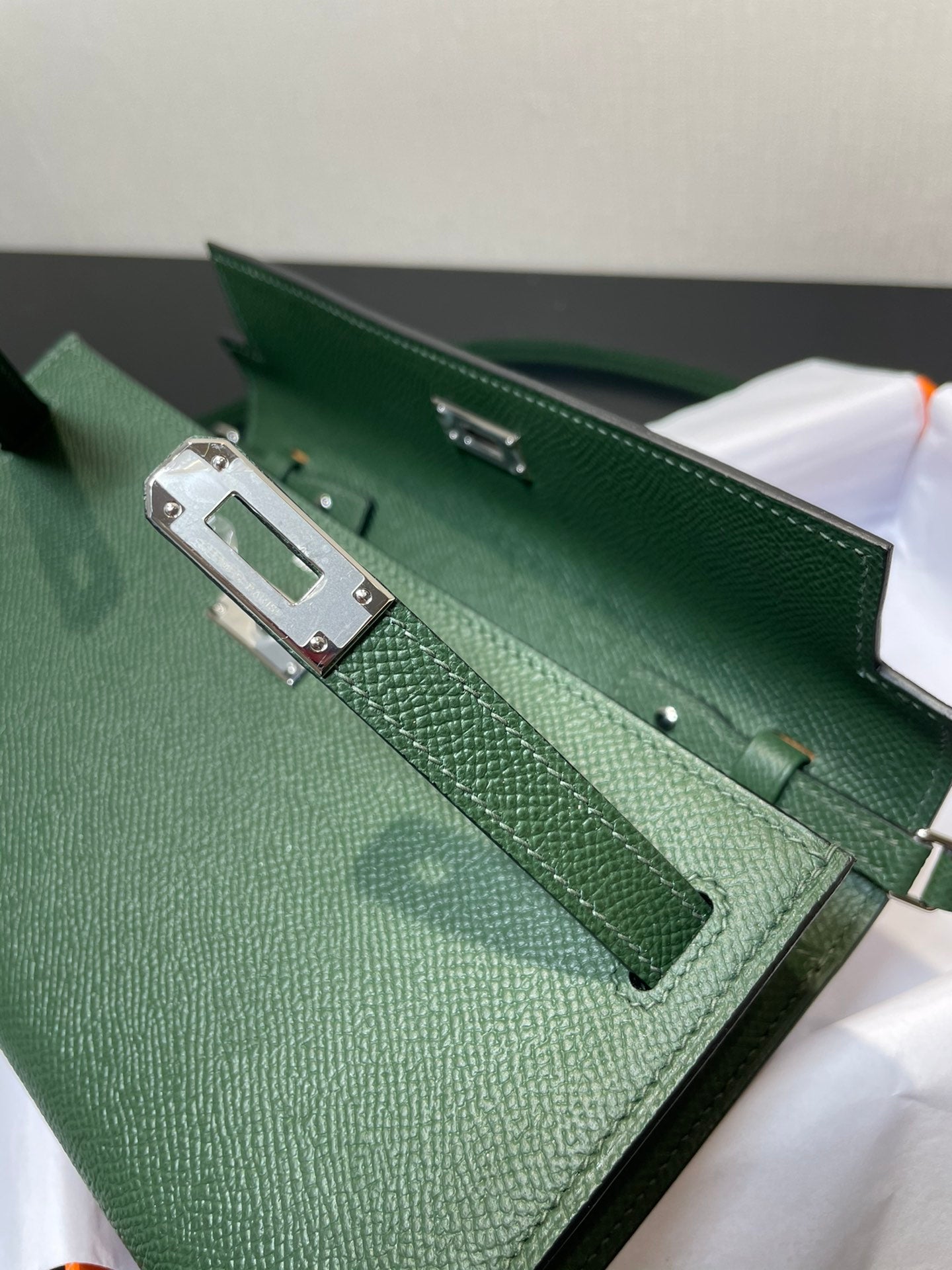 kelly to go wallet 20.5 green epsom silver hardware