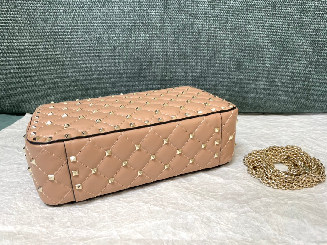 garavani rockstud spike medium 24cm beige lambskin