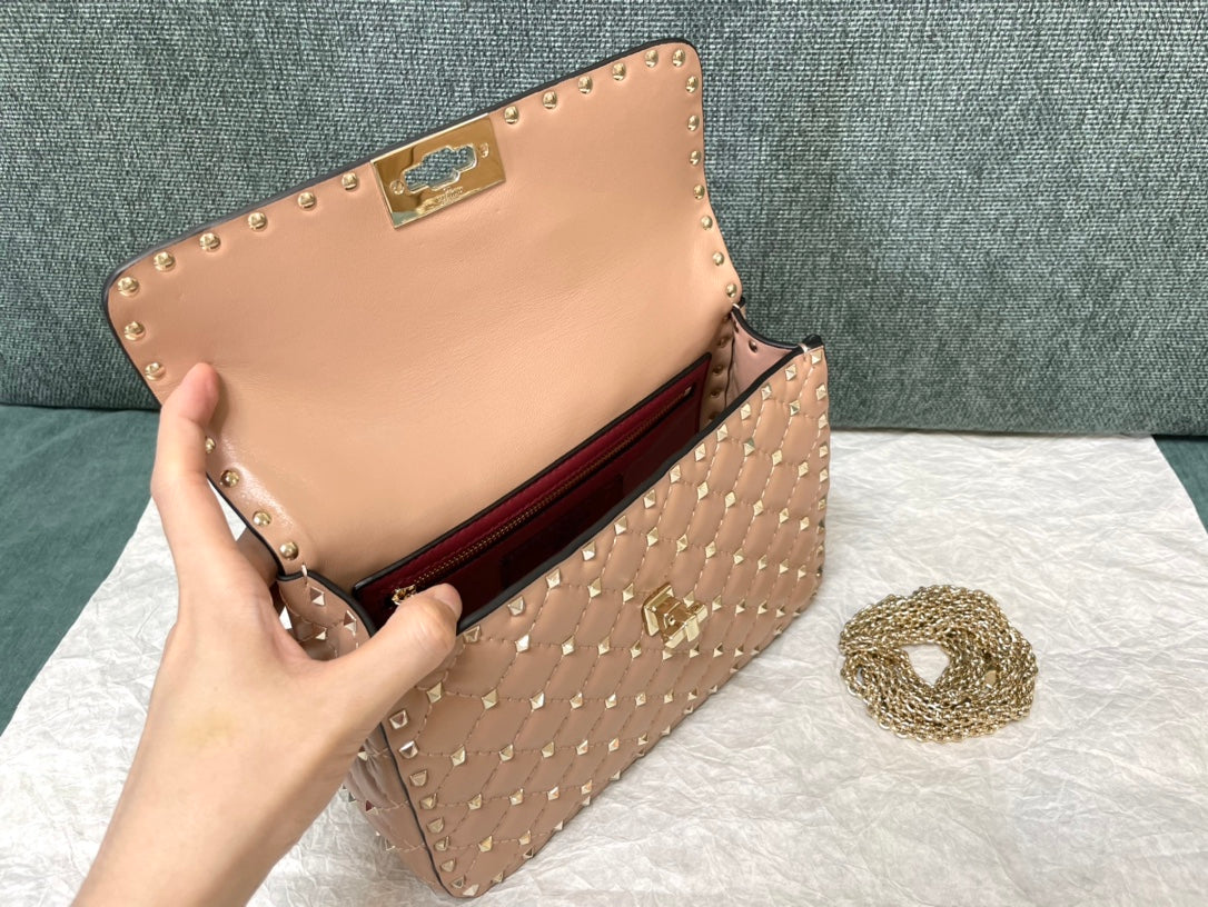 garavani rockstud spike medium 24cm beige lambskin