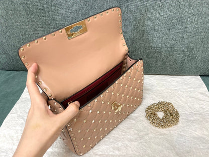 garavani rockstud spike medium 24cm beige lambskin