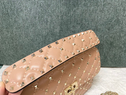 garavani rockstud spike medium 24cm beige lambskin