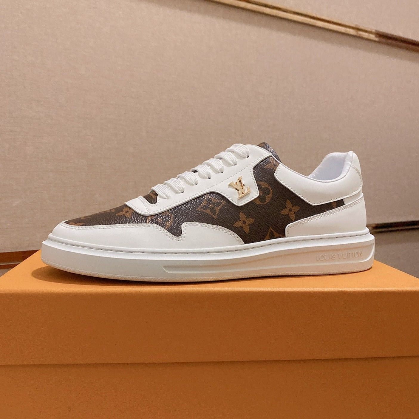 LV TRAINER IN WHITE MIX CHOCOLATE BROWN CALFSKIN
