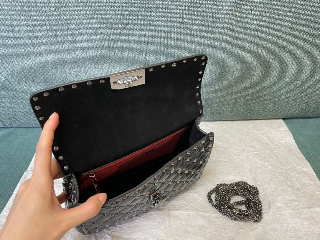garavani rockstud spike medium 24cm black lambskin