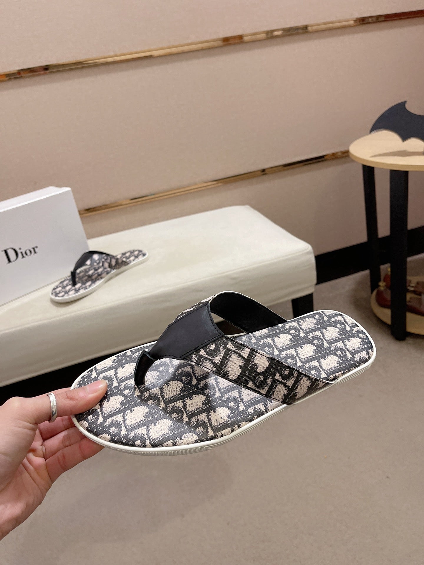 CD ALIAS THONG BLACK AND BEIGE JACQUARD