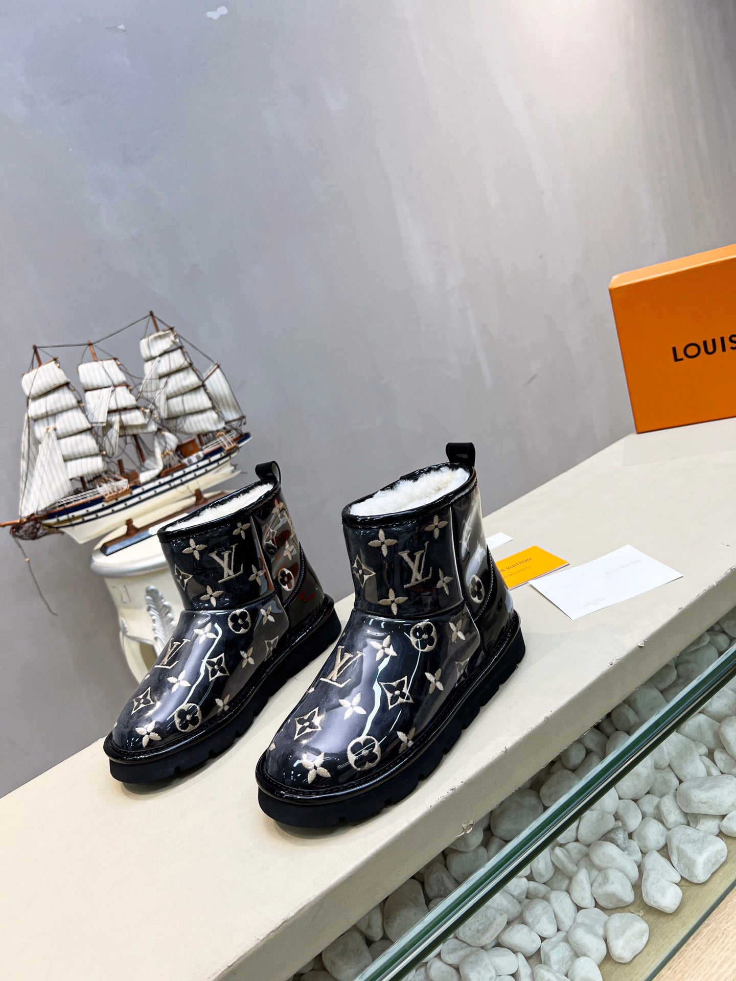 LV 25 Snow Boots Black Scratch-Resistant PVC Wool 576230