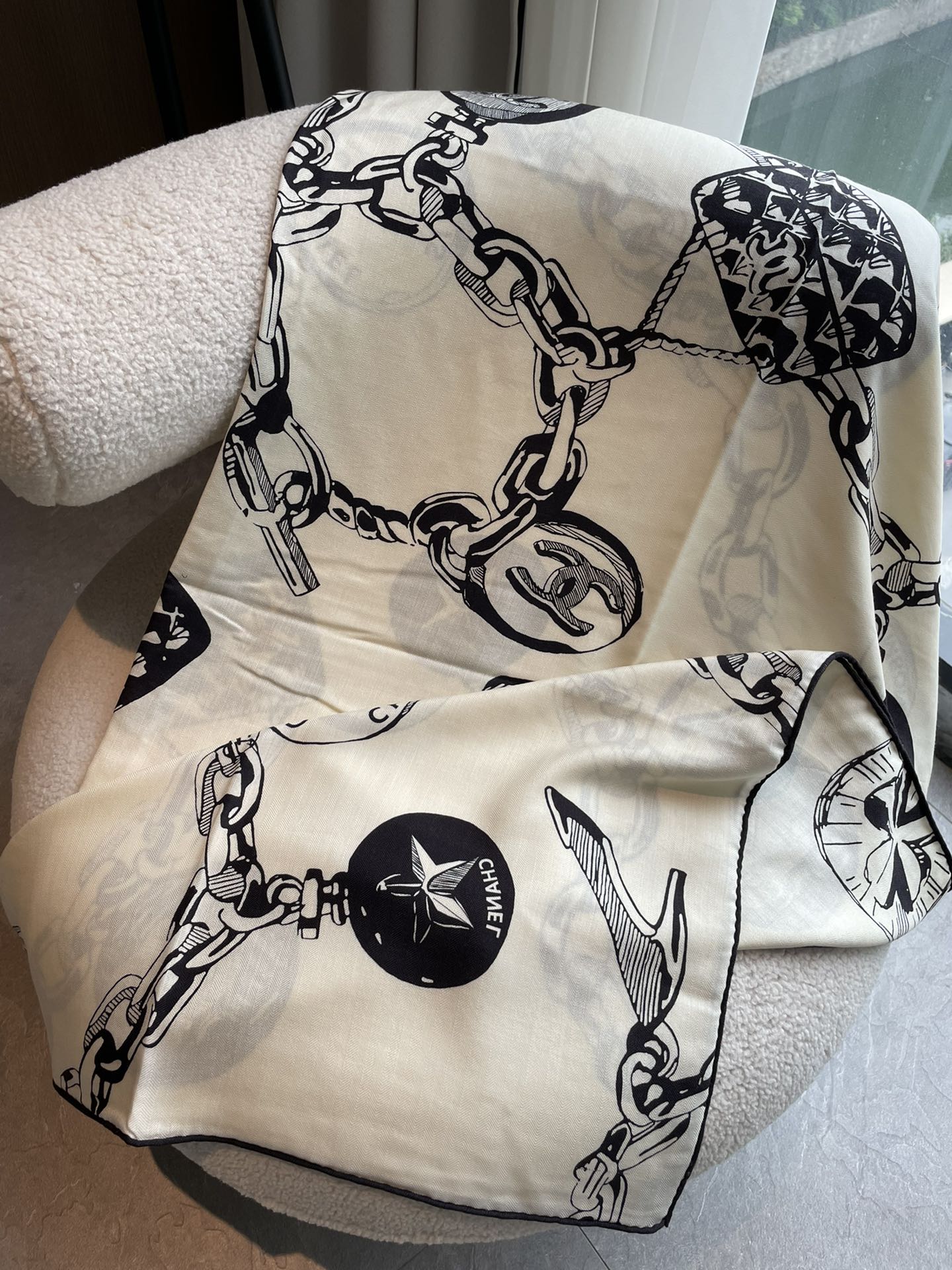 CC Square Scarf 140 CM In White Black Silk  421550