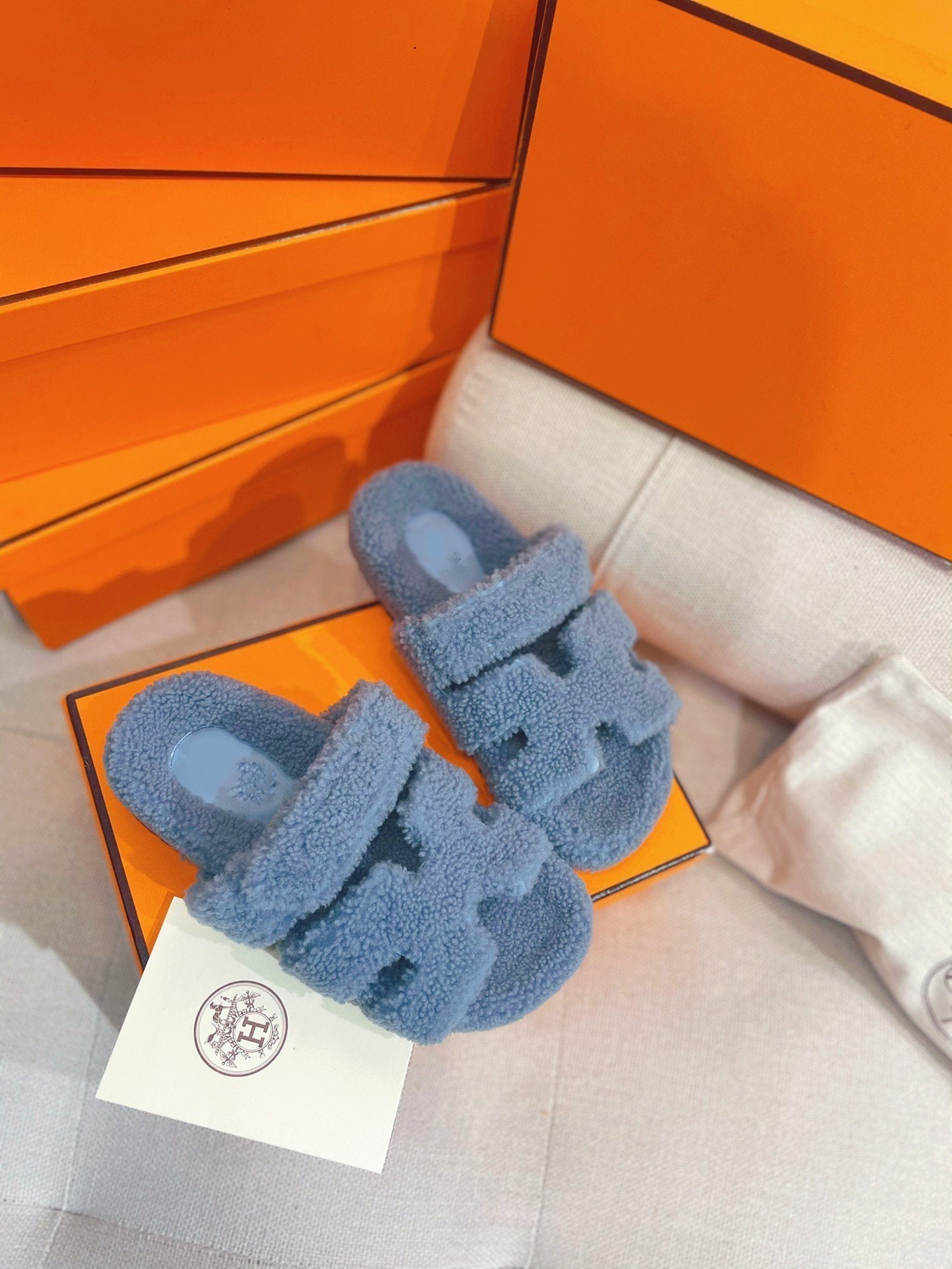 chypre sandal cloud blue lamb wool