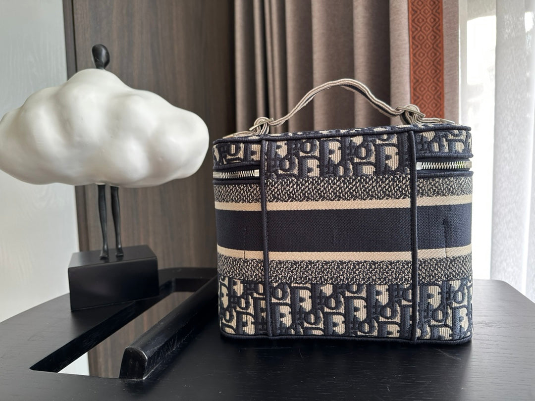 diortravel vanity 25 black beige oblique embroidery