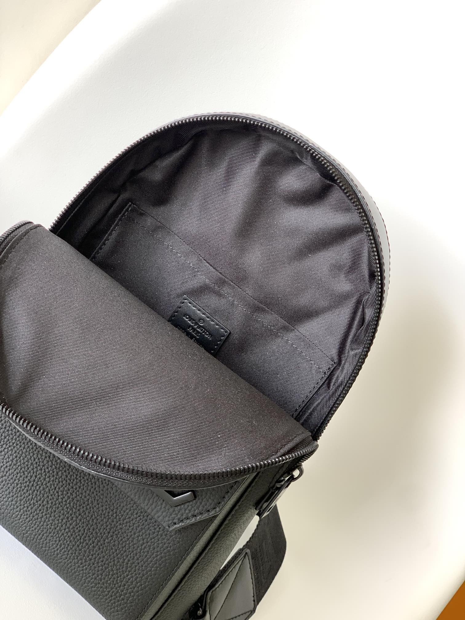 LV Pilot Crossbody Bag 30cm Black Cowhide 241193