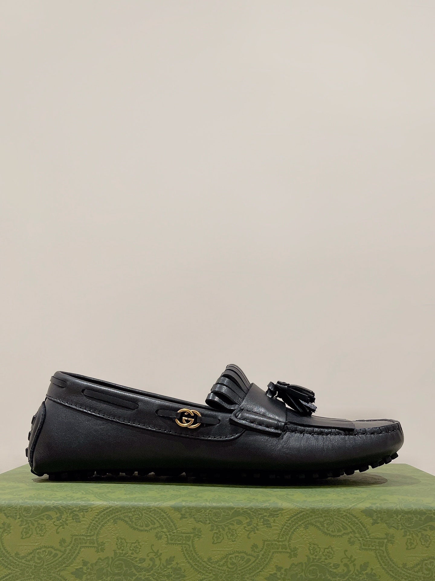 GG Men's Tassel Loafer Black Calfskin 561800
