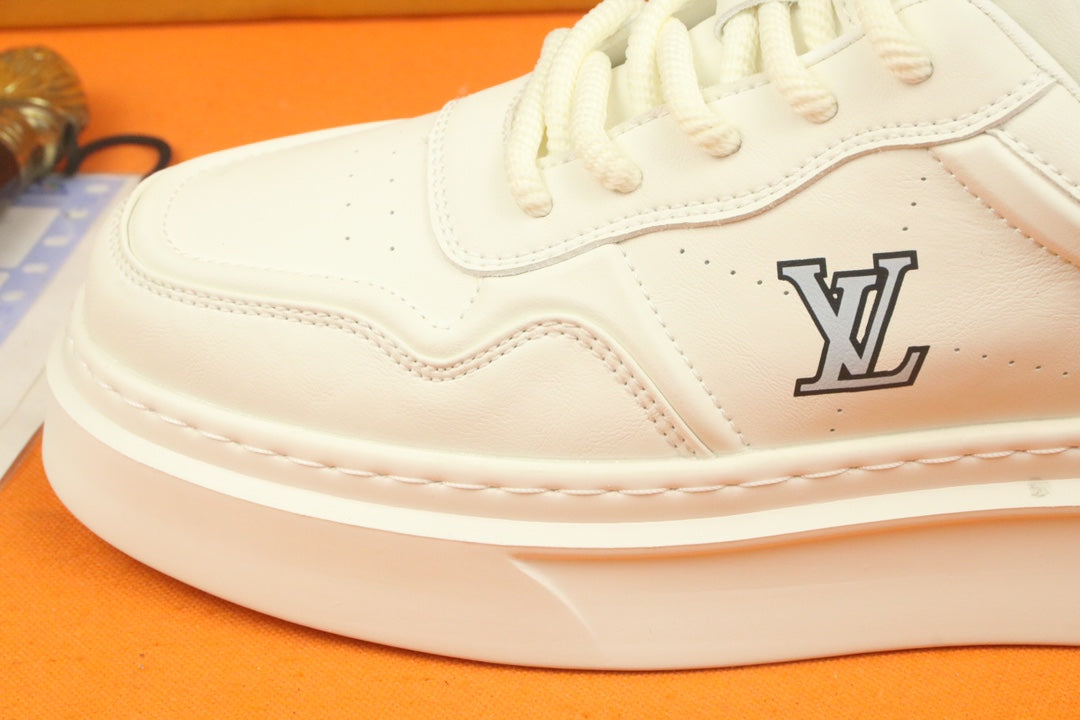 LV TRAINER IN WHITE CALFSKIN AND GREY LOGO