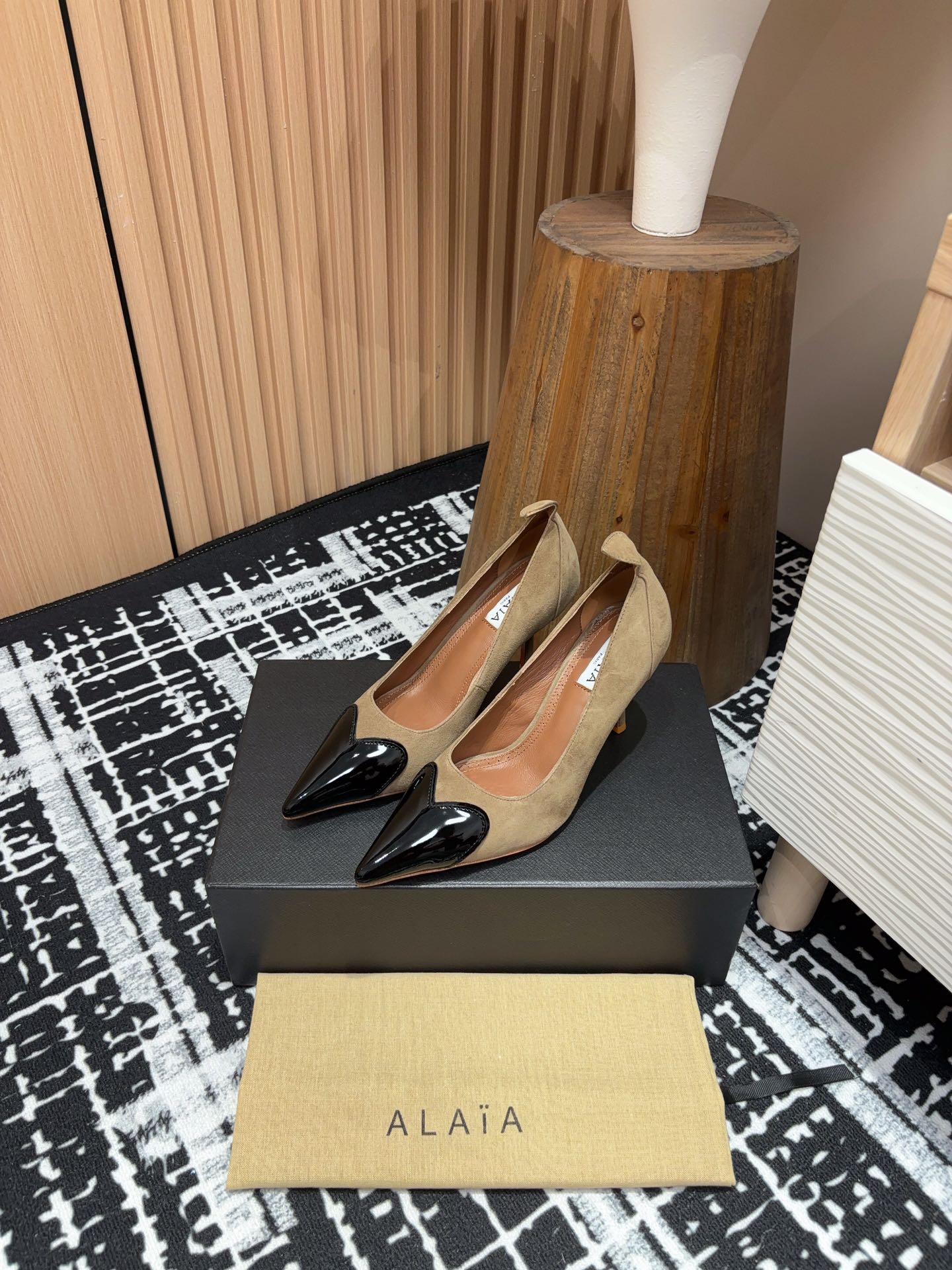 Alaia Pump Coeur 85mm In Moss Brown Suede  933080