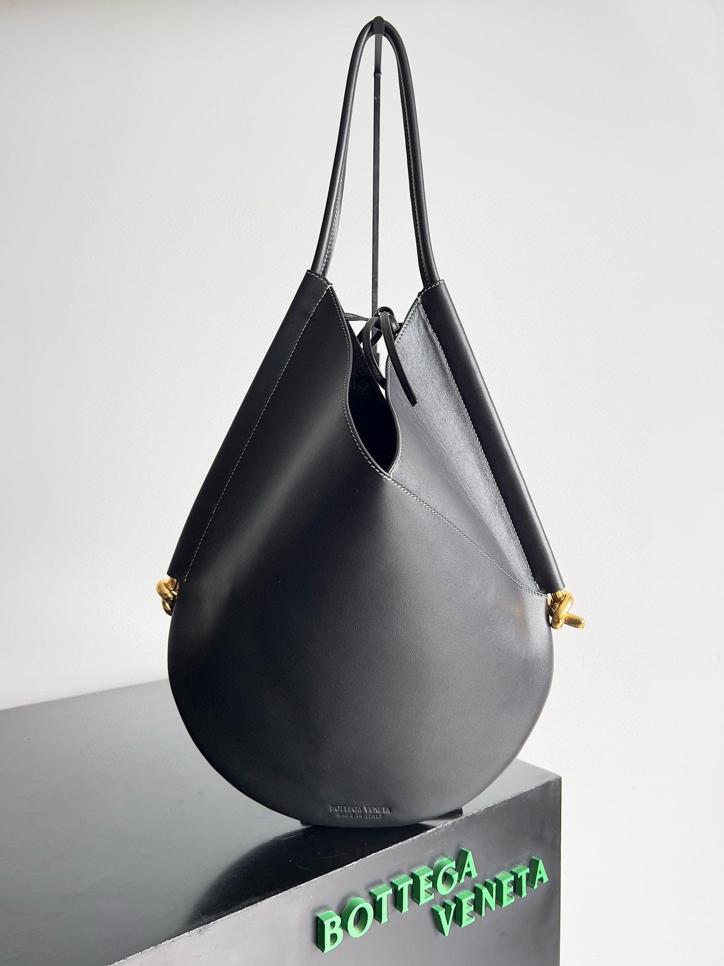 MEDIUM SOLSTICE 44 BLACK LAMBSKIN 74025