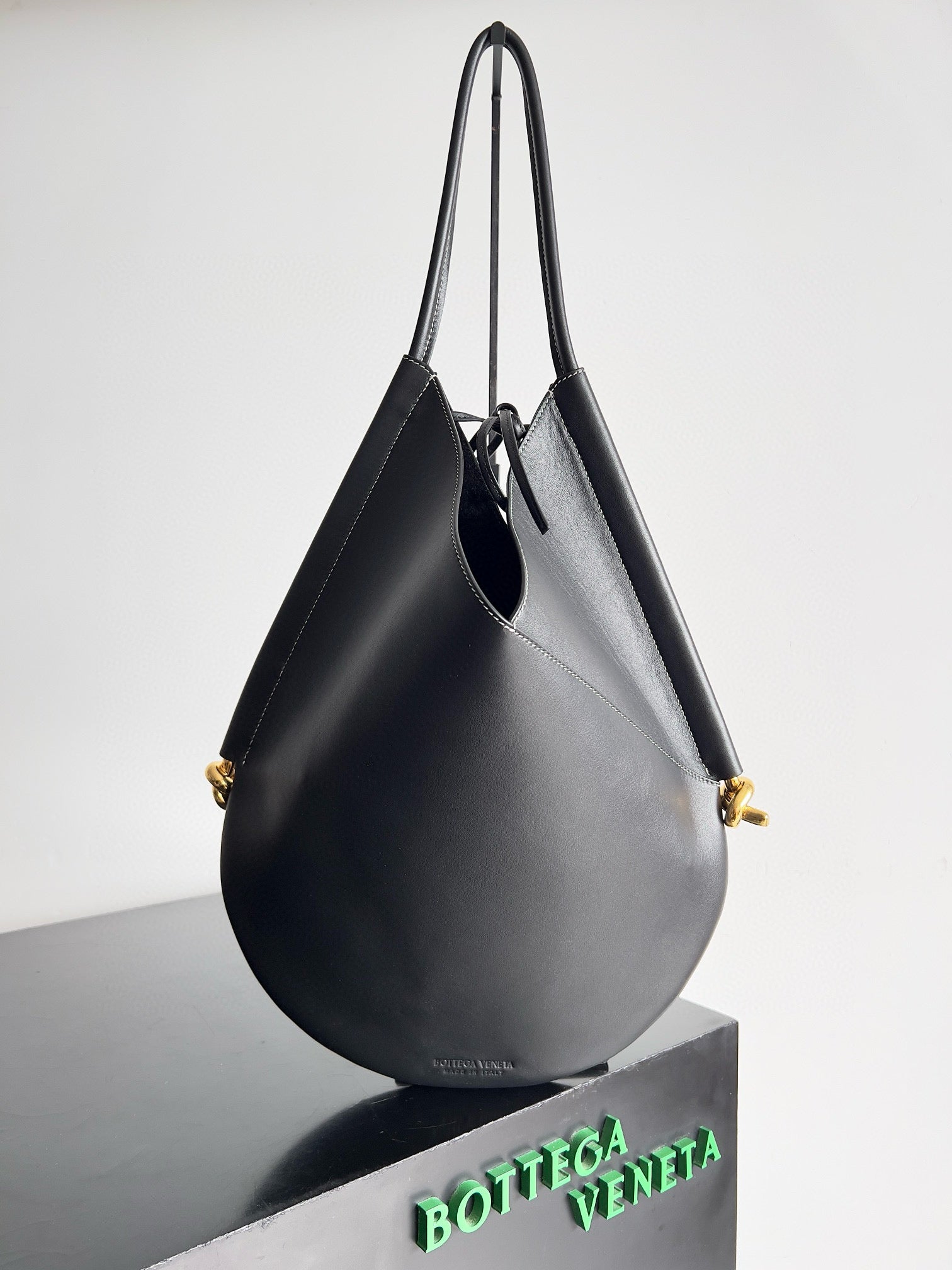 MEDIUM SOLSTICE 44 BLACK LAMBSKIN 74025