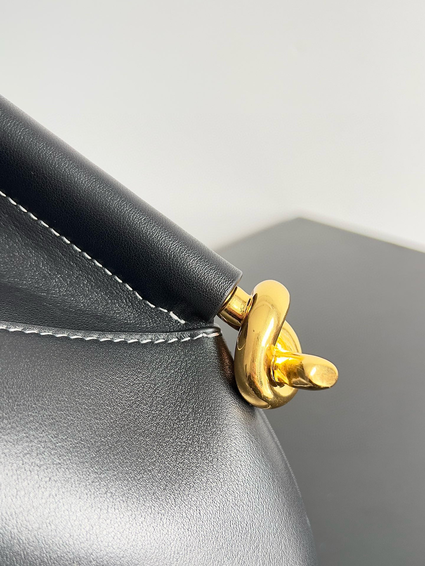 MEDIUM SOLSTICE 44 BLACK LAMBSKIN 74025