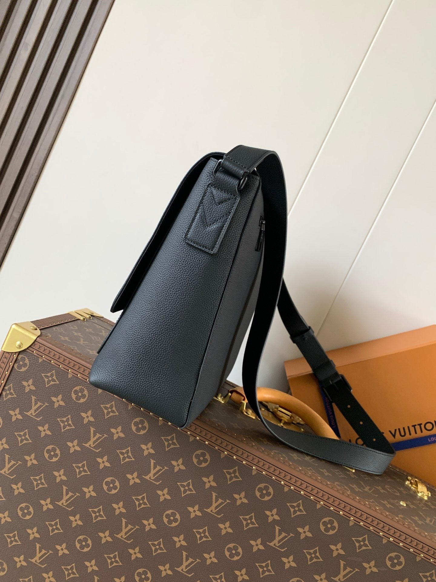 LV 2026 Speed Messenger Bag 33cm Black Calfskin