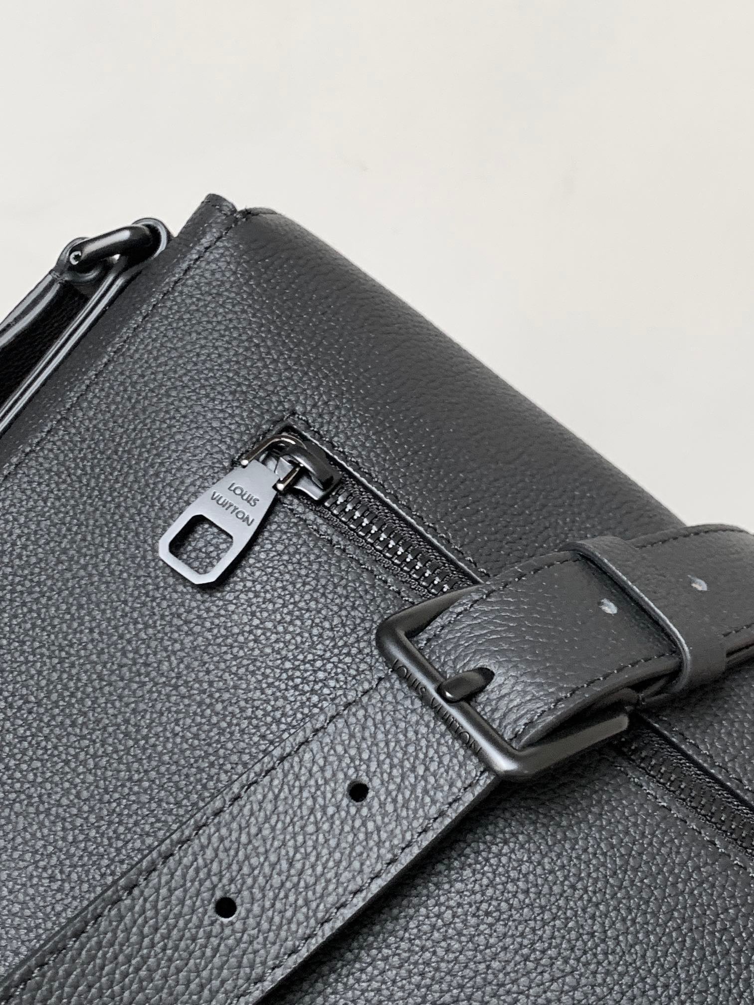 LV 2026 Speed Messenger Bag 33cm Black Calfskin