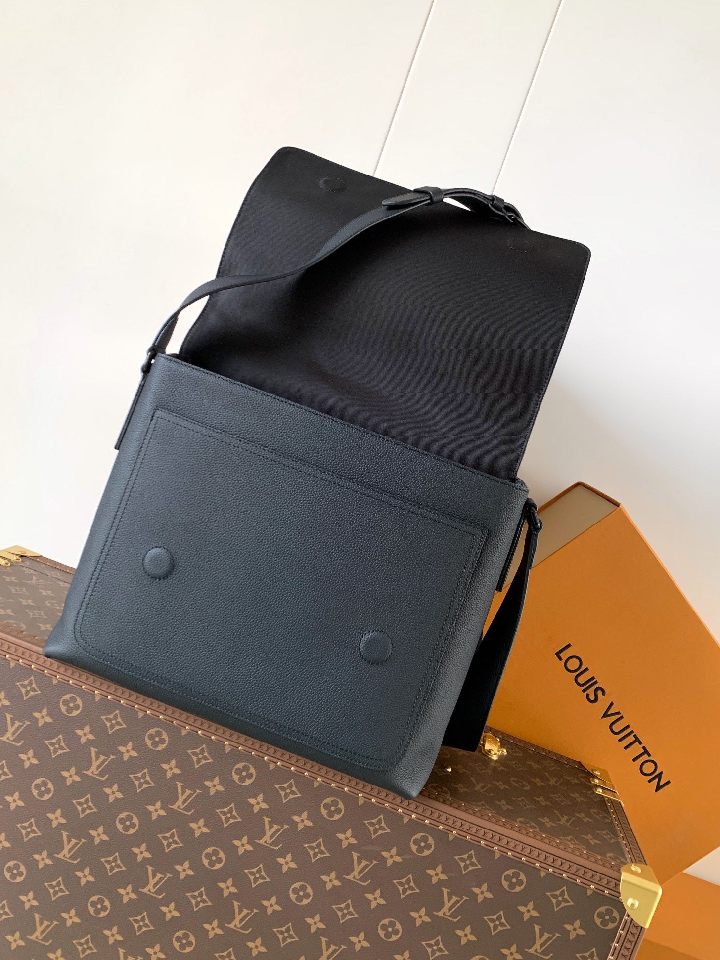 LV 2026 Speed Messenger Bag 33cm Black Calfskin