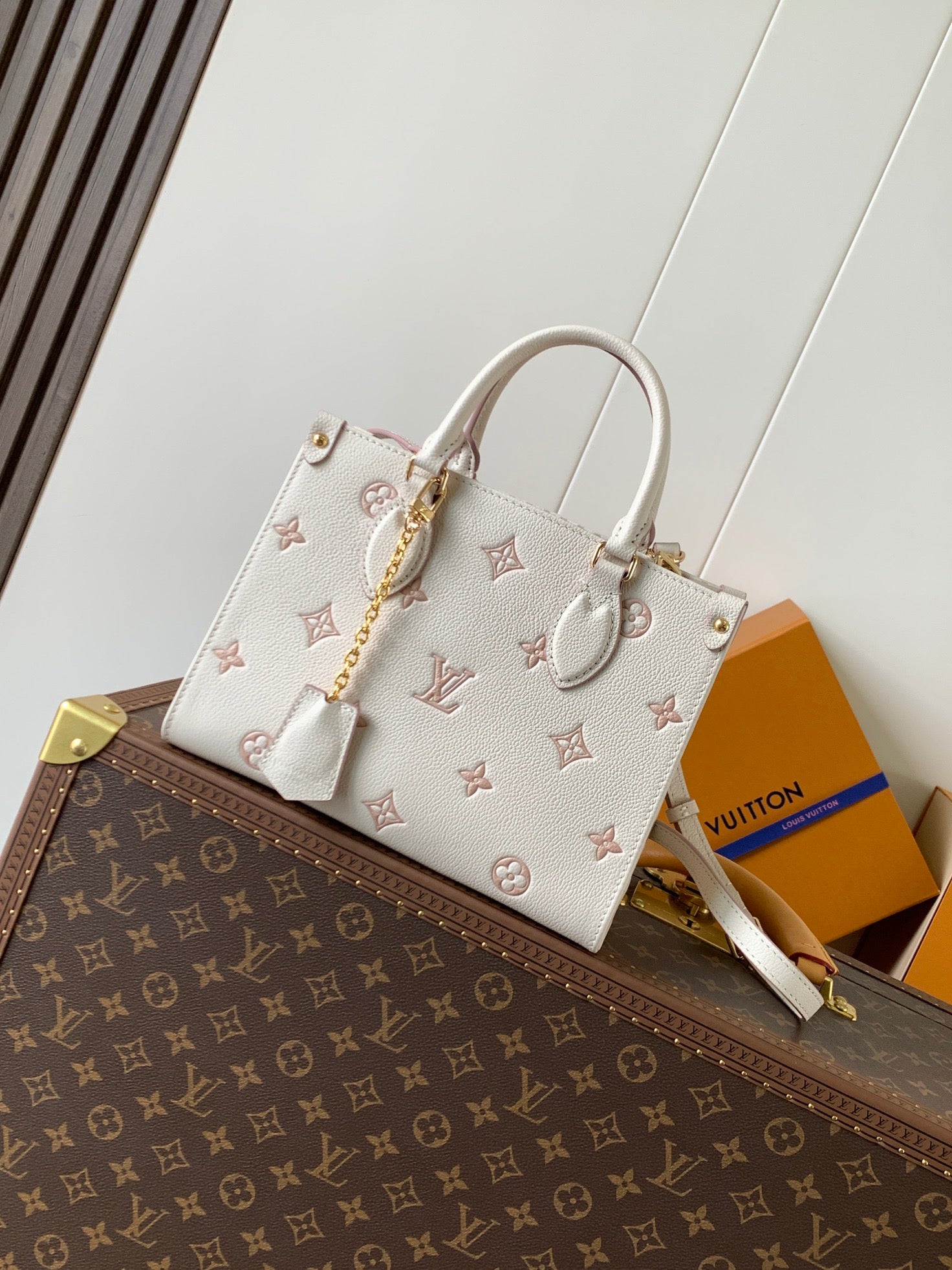 LV 2026 OnTheGo Bag 25cm White Pink Monogram Empreinte leather