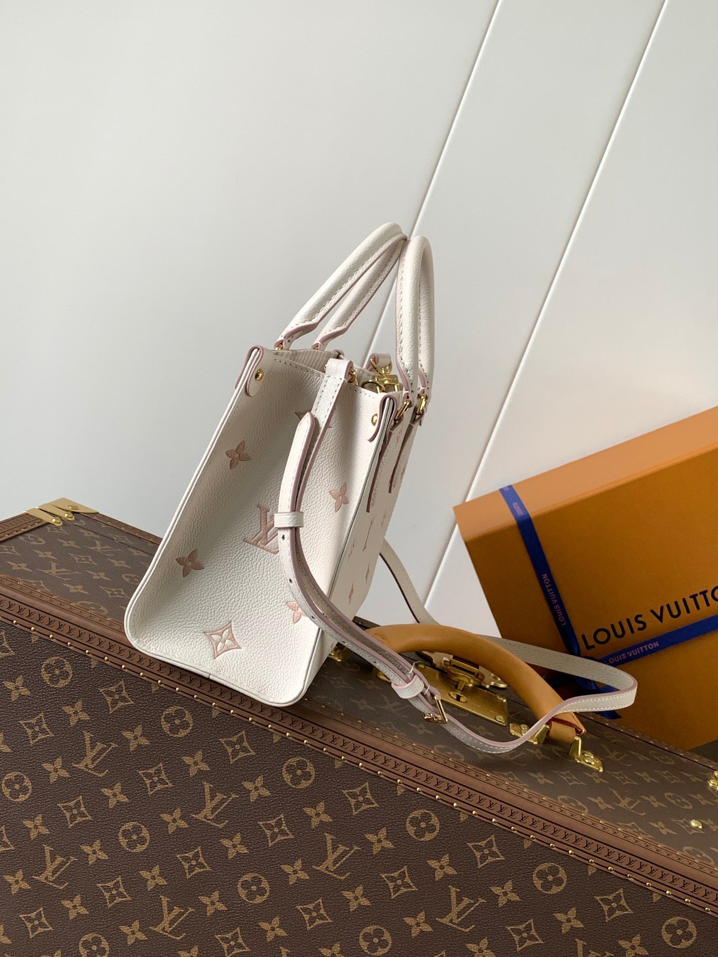 LV 2026 OnTheGo Bag 25cm White Pink Monogram Empreinte leather