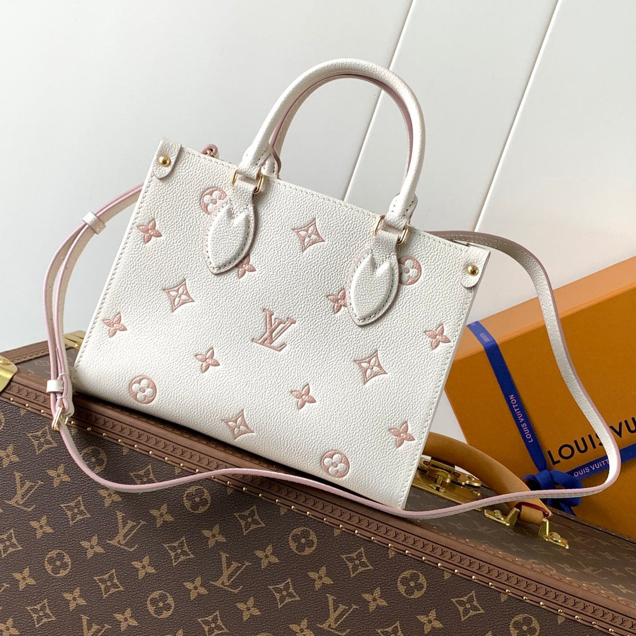 LV 2026 OnTheGo Bag 25cm White Pink Monogram Empreinte leather
