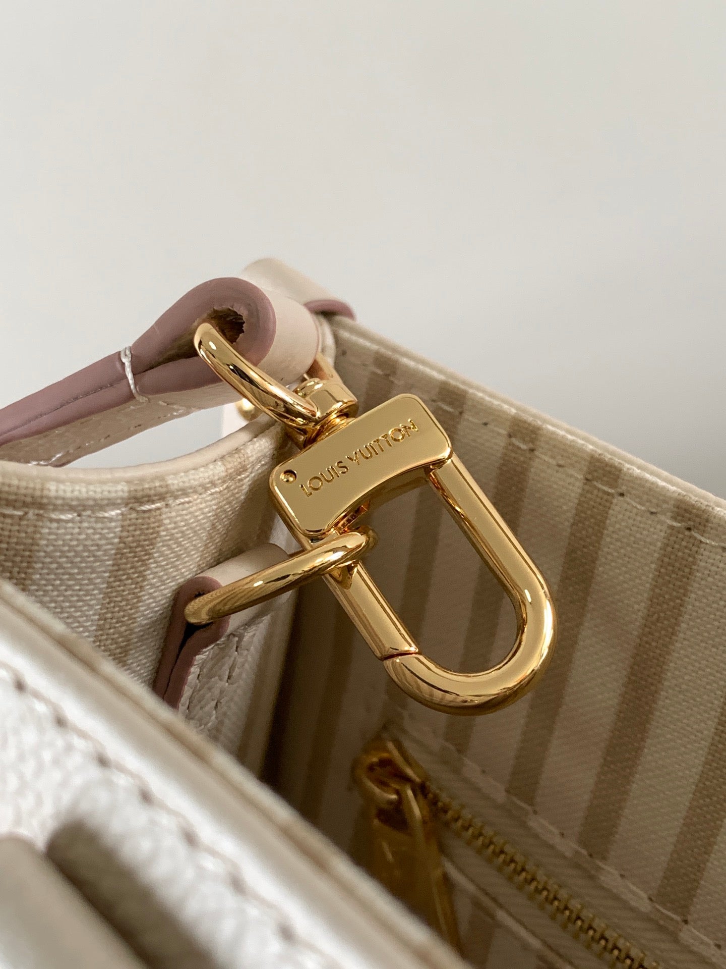 LV 2026 OnTheGo Bag 25cm White Pink Monogram Empreinte leather