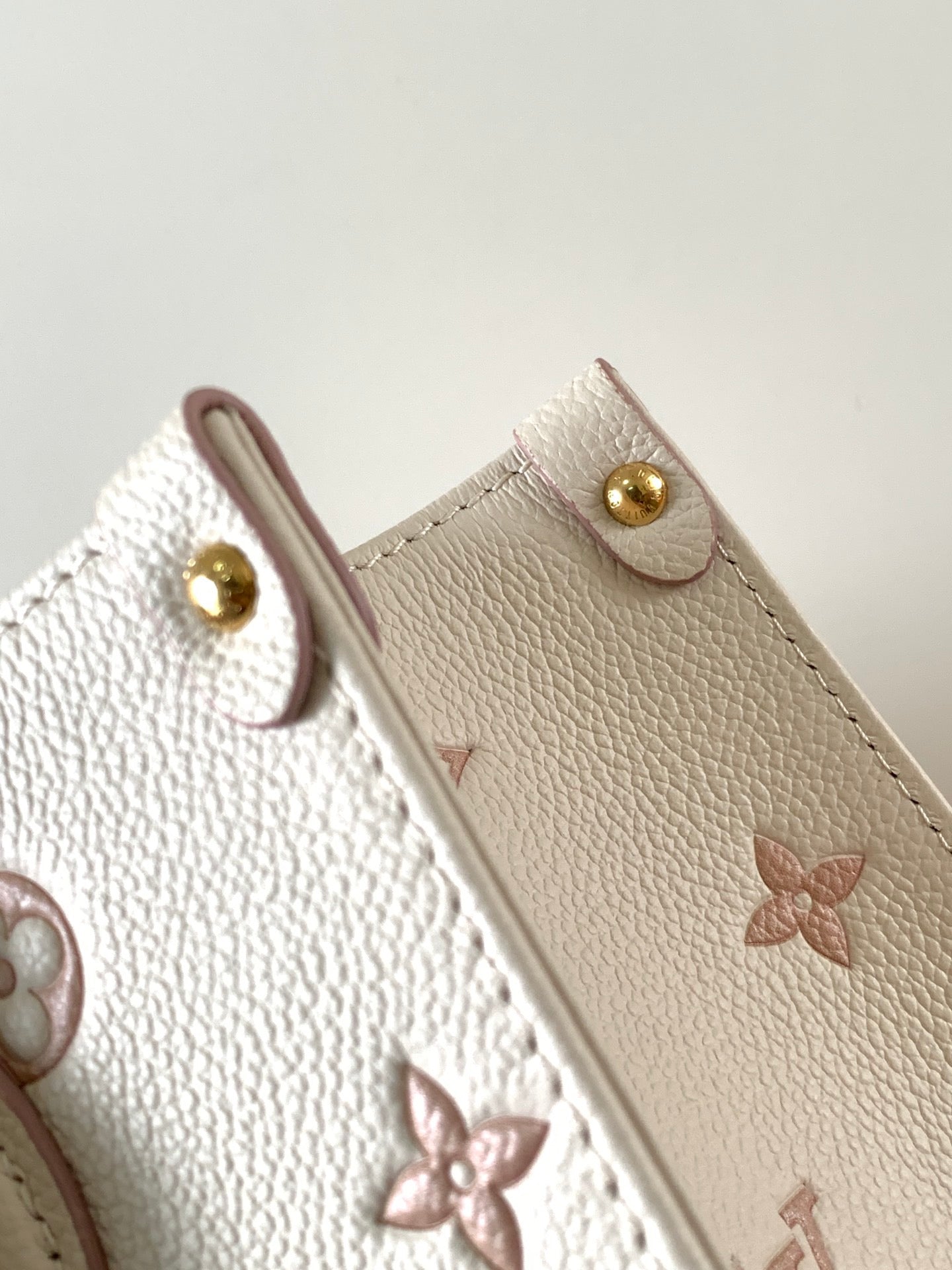 LV 2026 OnTheGo Bag 25cm White Pink Monogram Empreinte leather