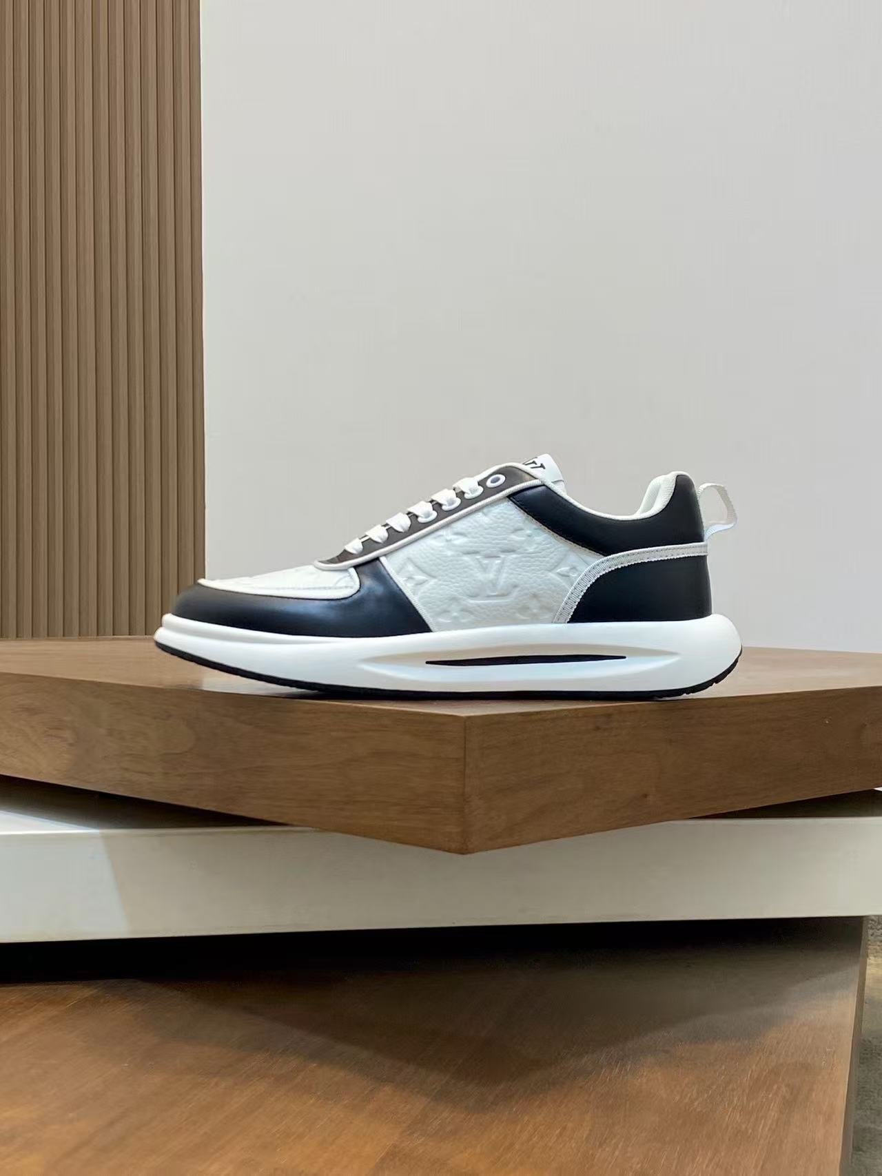 Louis Vuitton Sneaker Black Mix White Leather