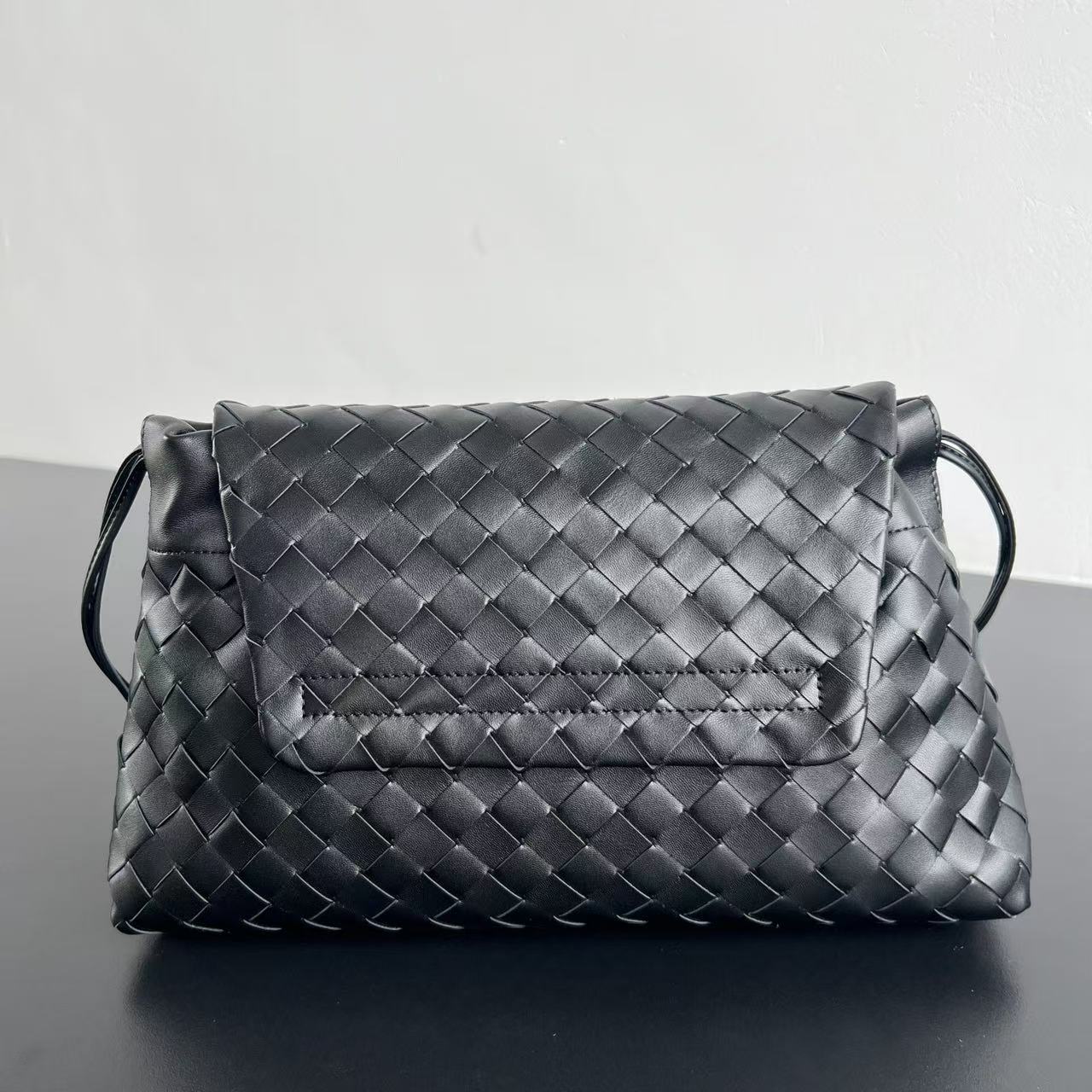 Bottga Veneta 2026 Giorno Bag 33cm Black Leather