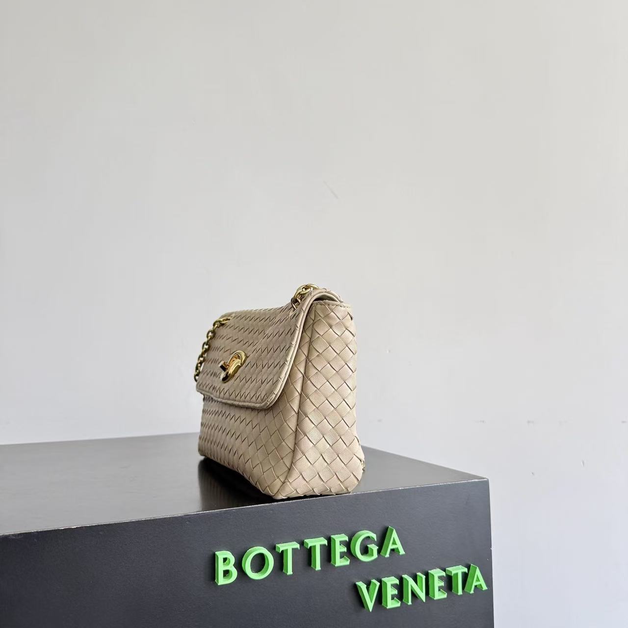 Bottega Veneta 2026 Madison Intrecciato Bag 27cm Beige Leather