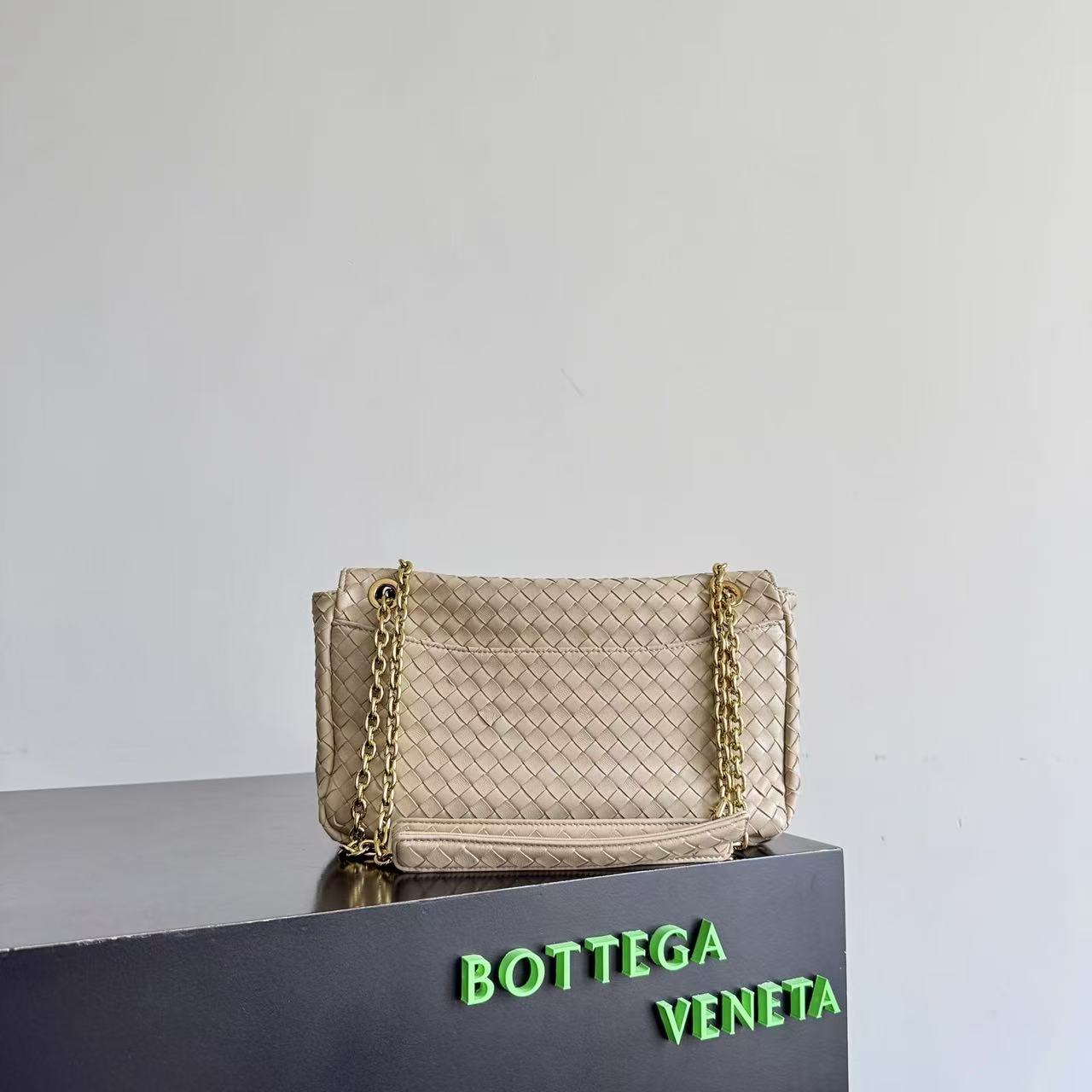 Bottega Veneta 2026 Madison Intrecciato Bag 27cm Beige Leather