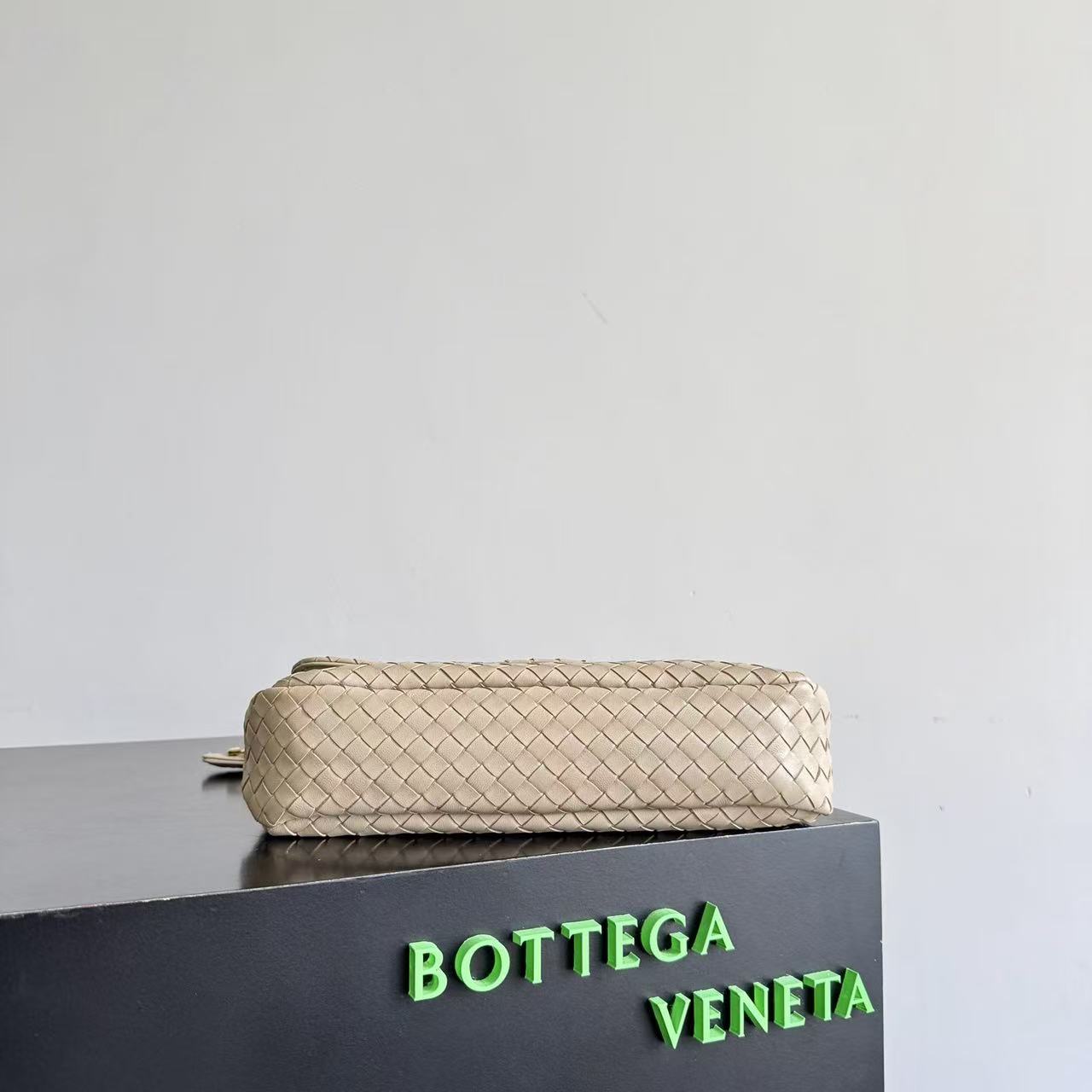Bottega Veneta 2026 Madison Intrecciato Bag 27cm Beige Leather
