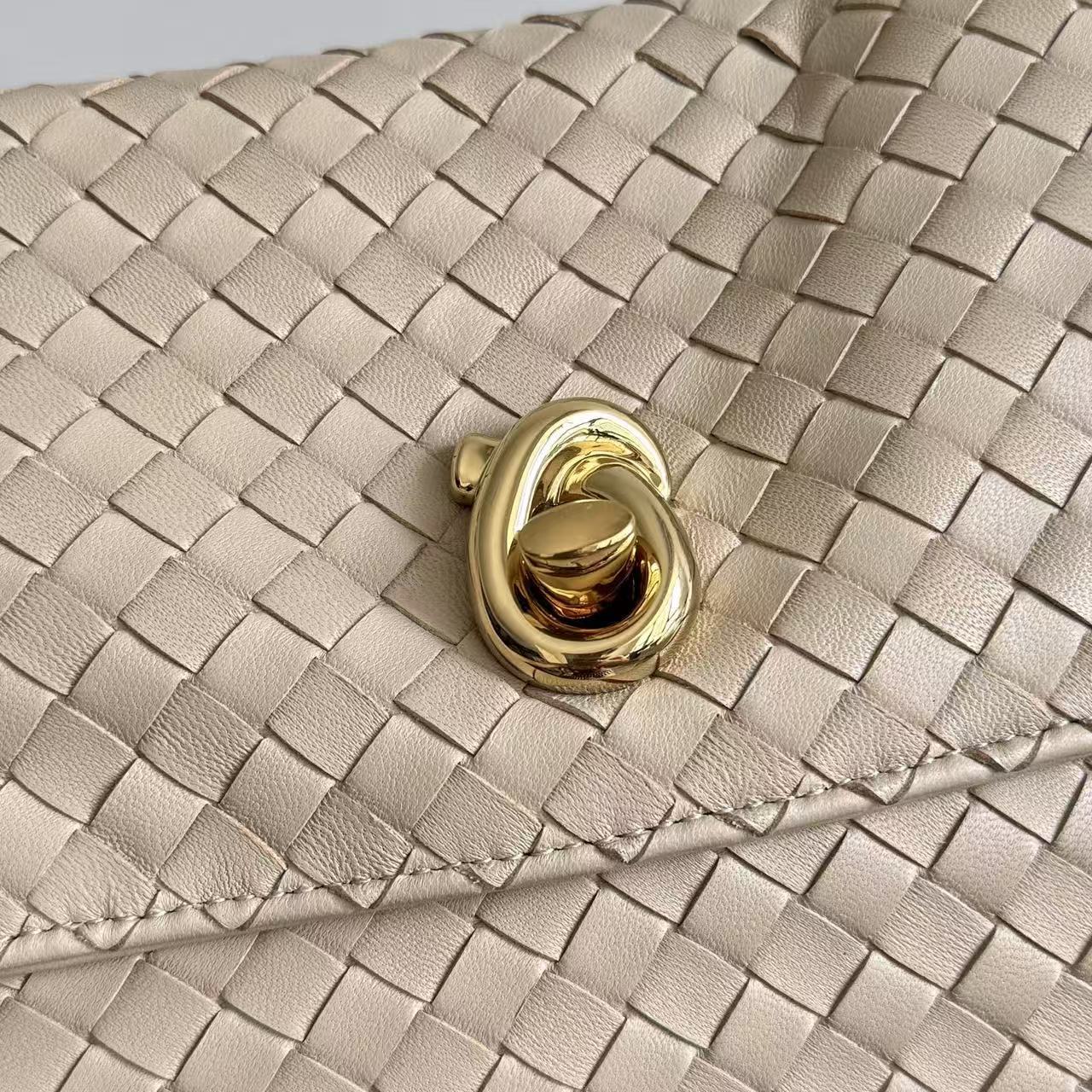 Bottega Veneta 2026 Madison Intrecciato Bag 27cm Beige Leather