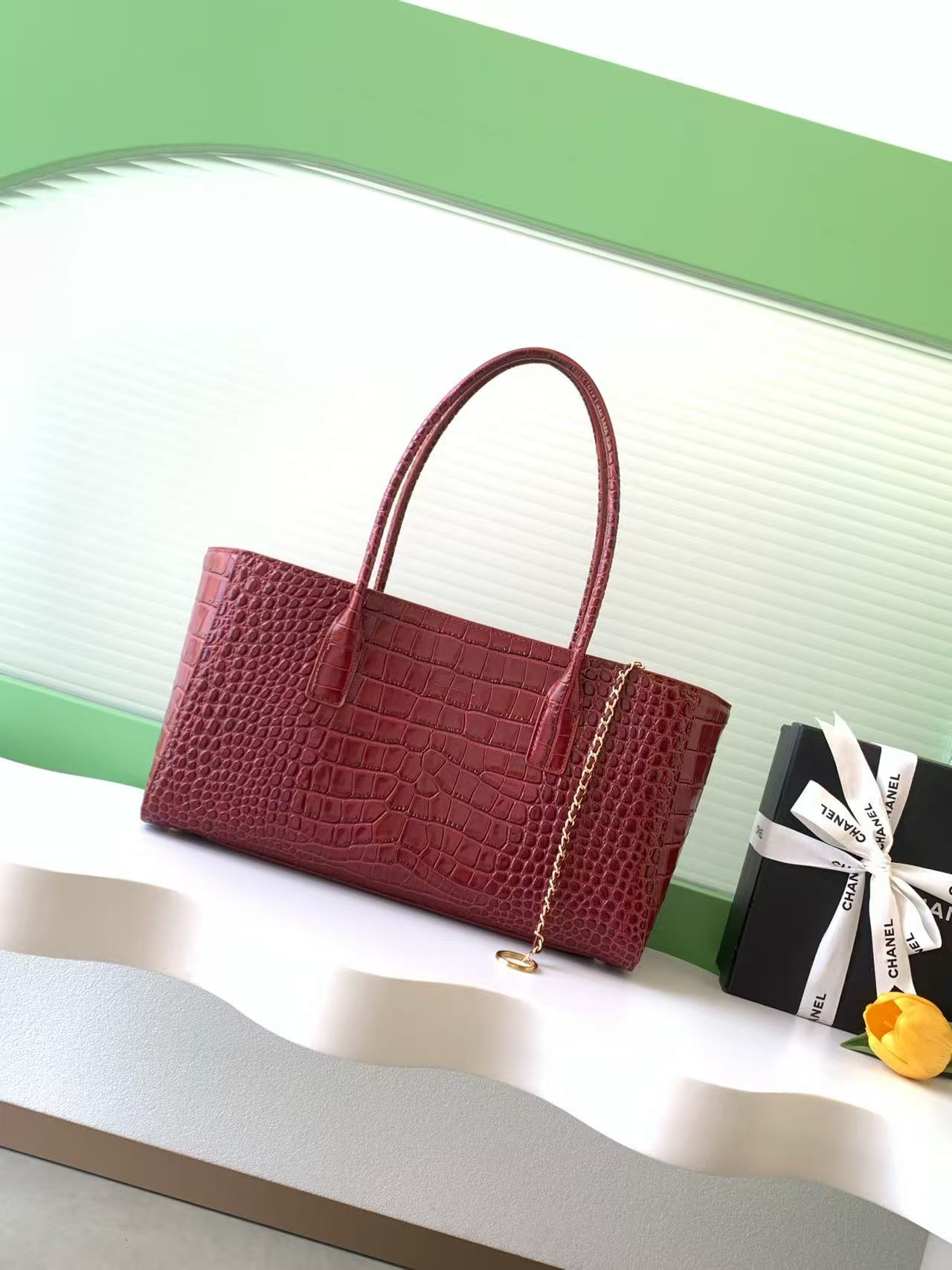 Chane 2026 Crocodile-embossed 40cm Bag Red Cowhide