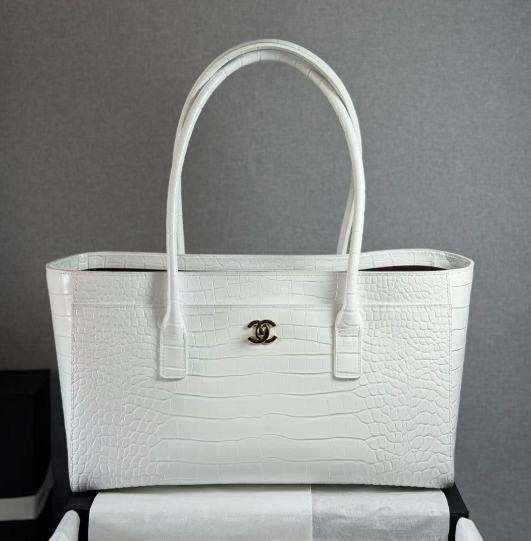 Chanel 25 Crocodile-embossed 40cm Bag White Cowhide 322960