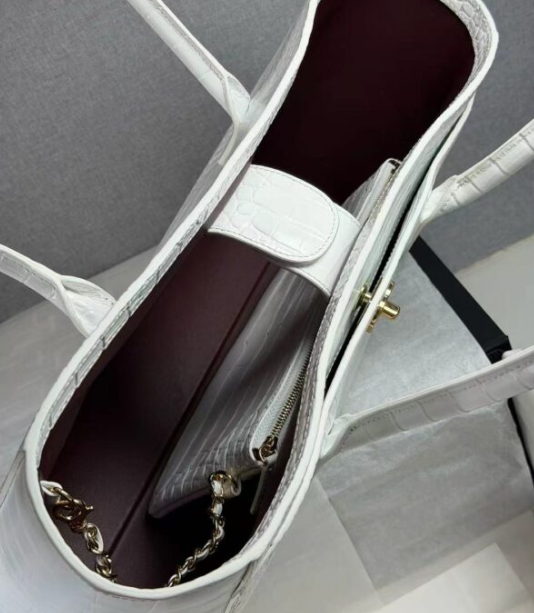 Chanel 25 Crocodile-embossed 40cm Bag White Cowhide 322960