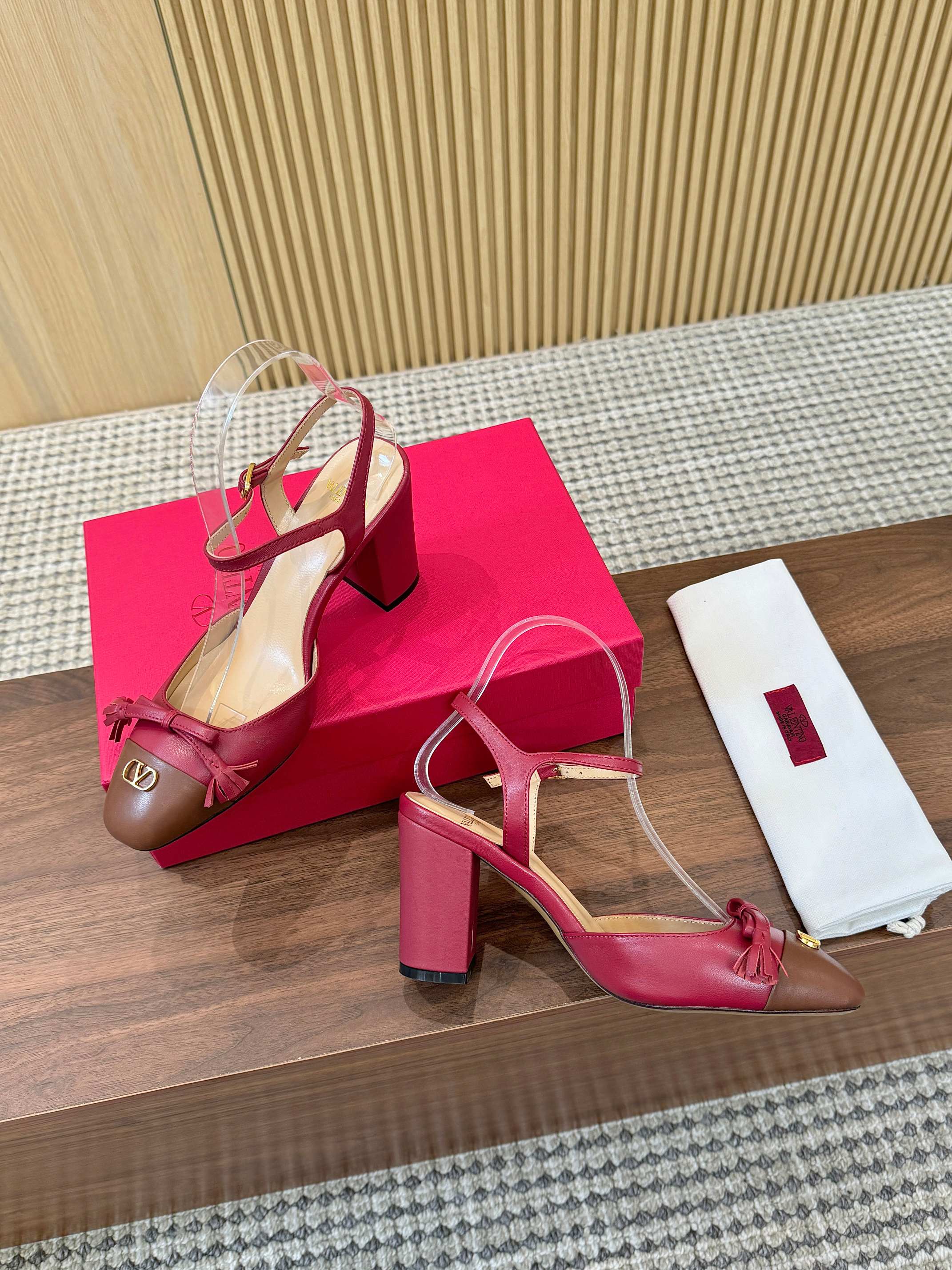 Valentino Garavani Valet Du Roi 80mm Sandal Calfskin 863320