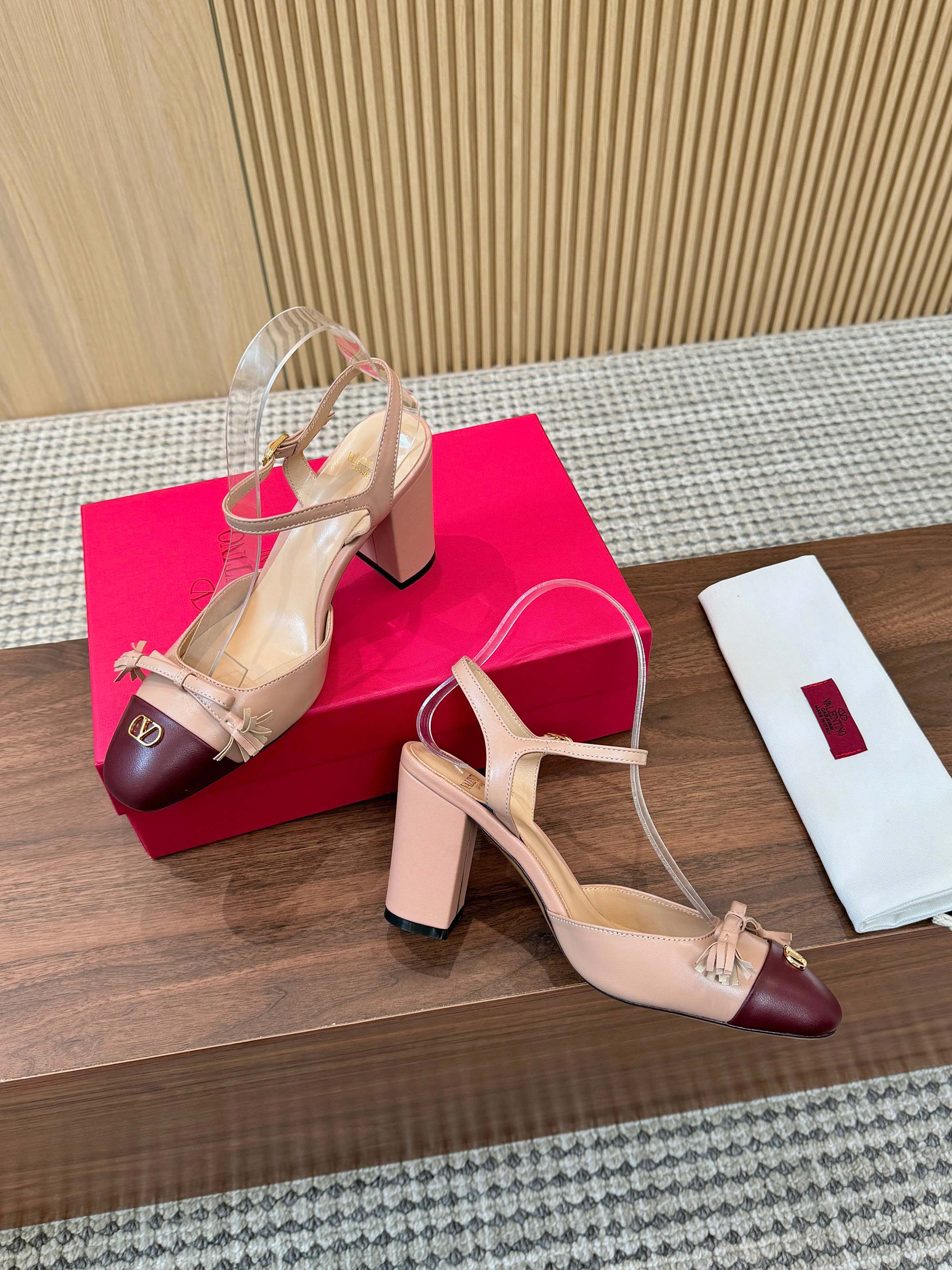 Valentino Garavani Valet Du Roi 80mm Sandal Calfskin 863320