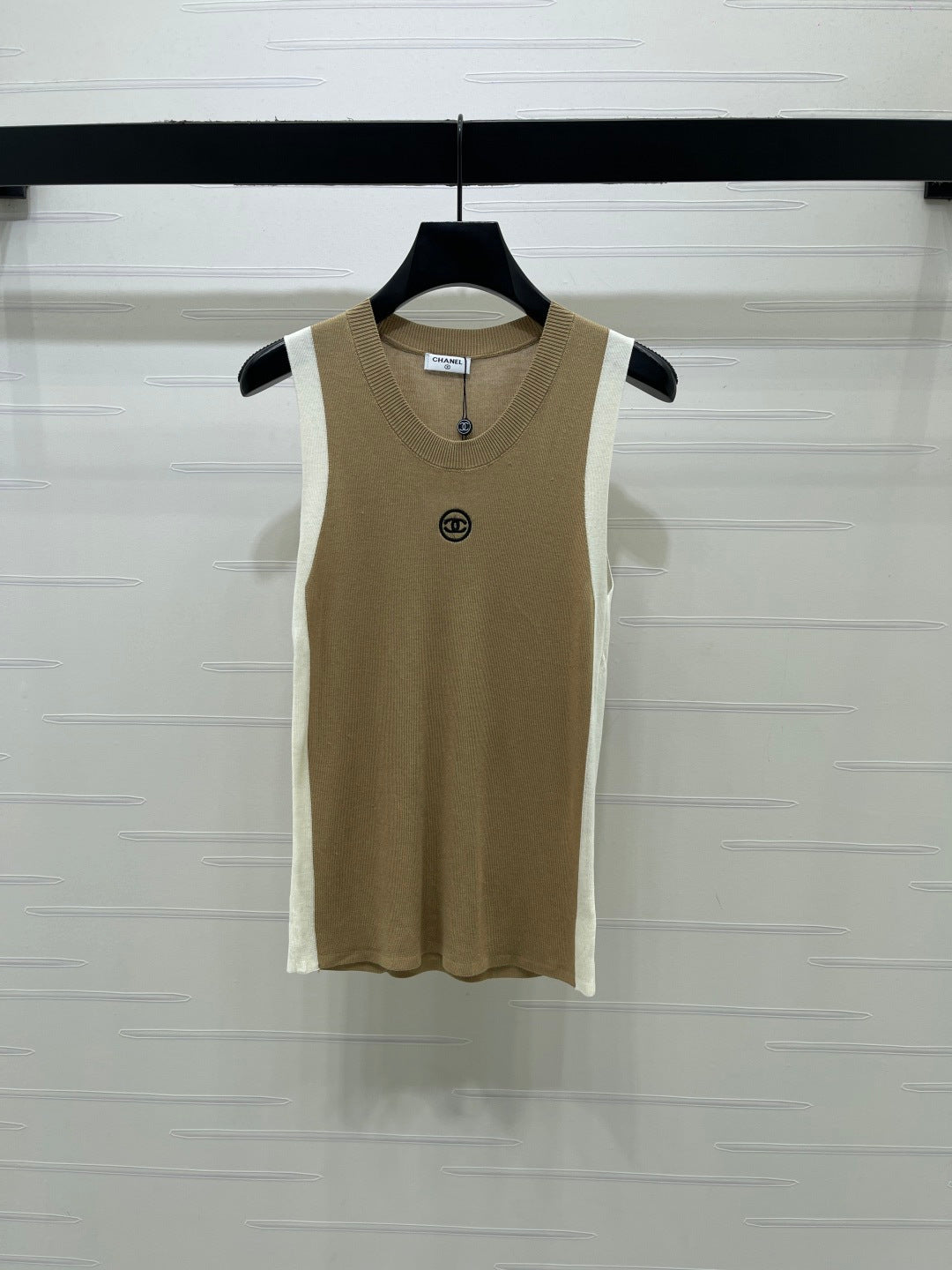 Chanel 2026 Color-blocked Knit Vest Tencel 390651
