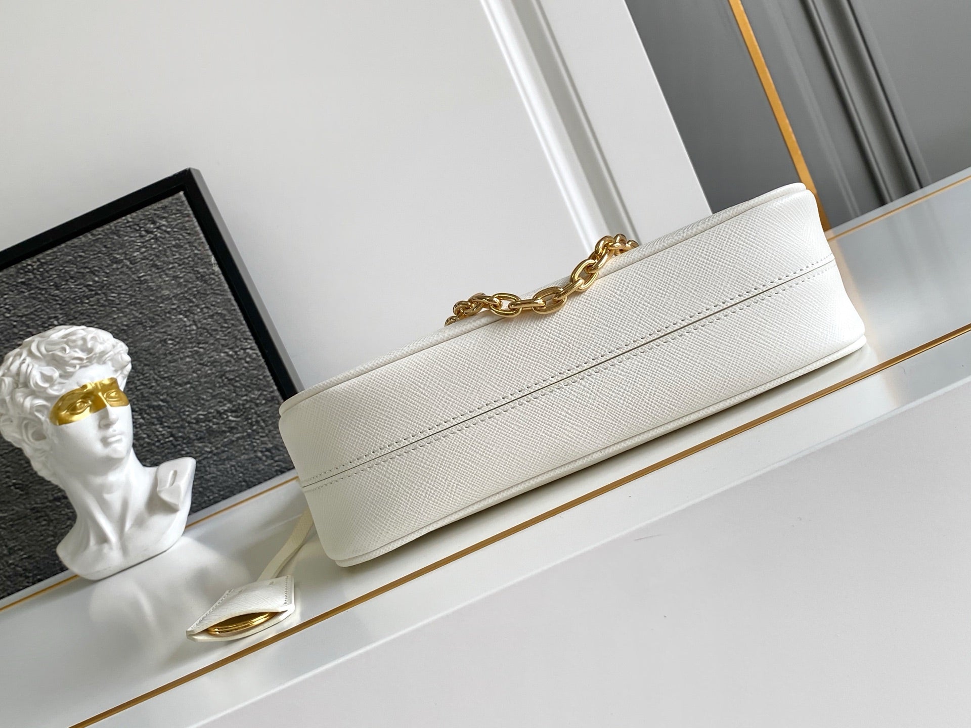 Prada Re-Edition 2005 Bag 22cm Saffiano Leather
