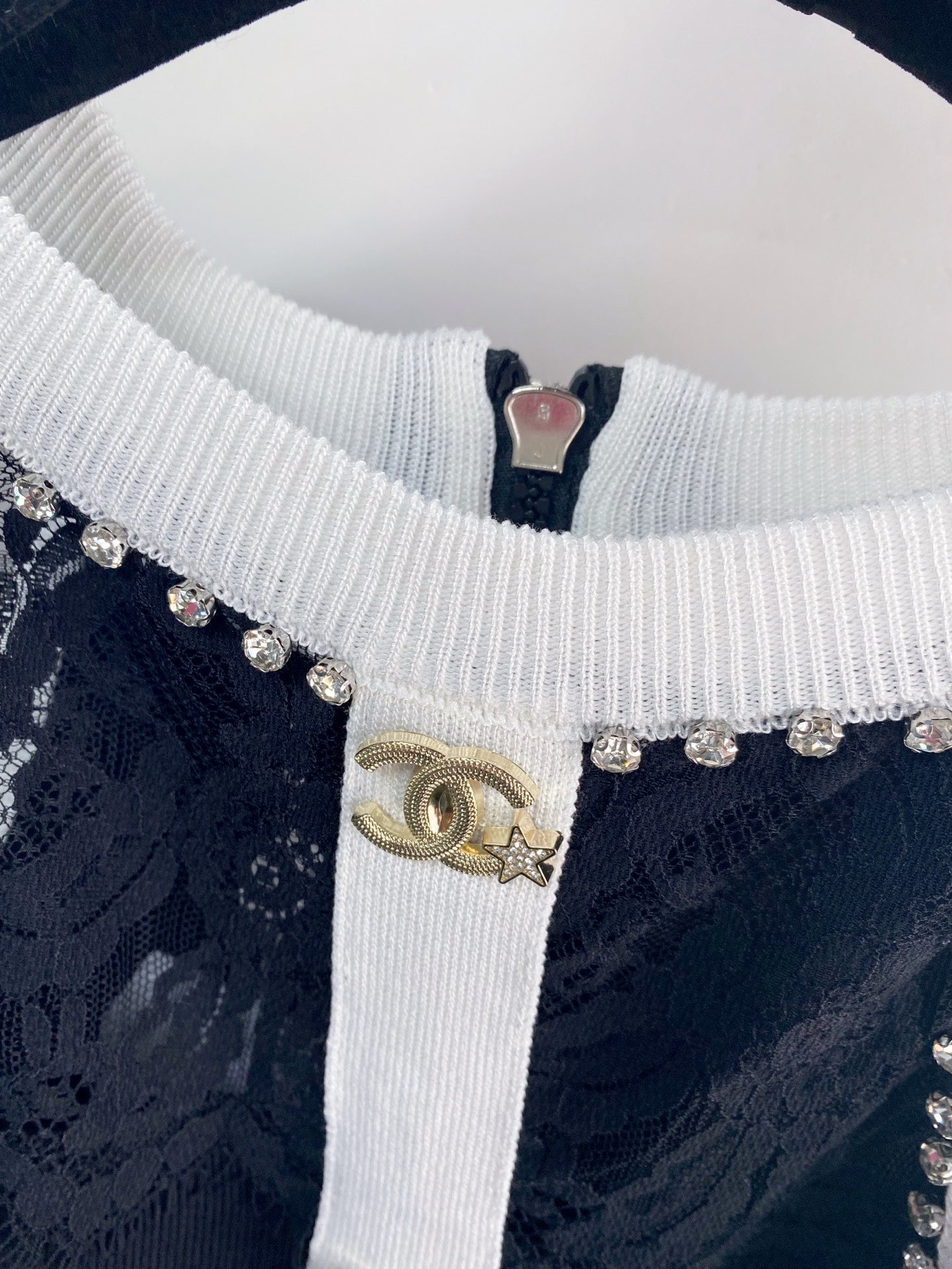 Chanel 2026 Color-Blocked Knitted Vest with Rhinestone-Studded 972720