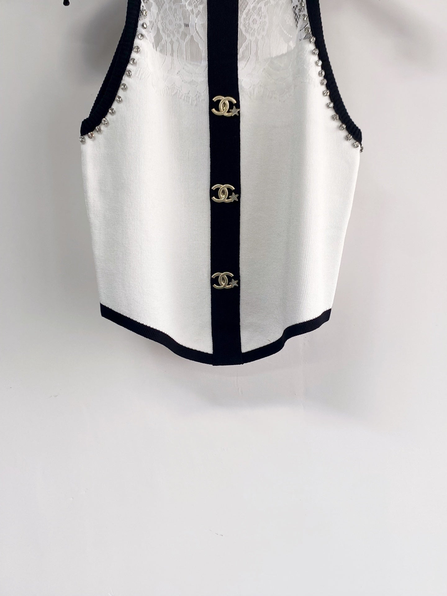 Chanel 2026 Color-Blocked Knitted Vest with Rhinestone-Studded 972720