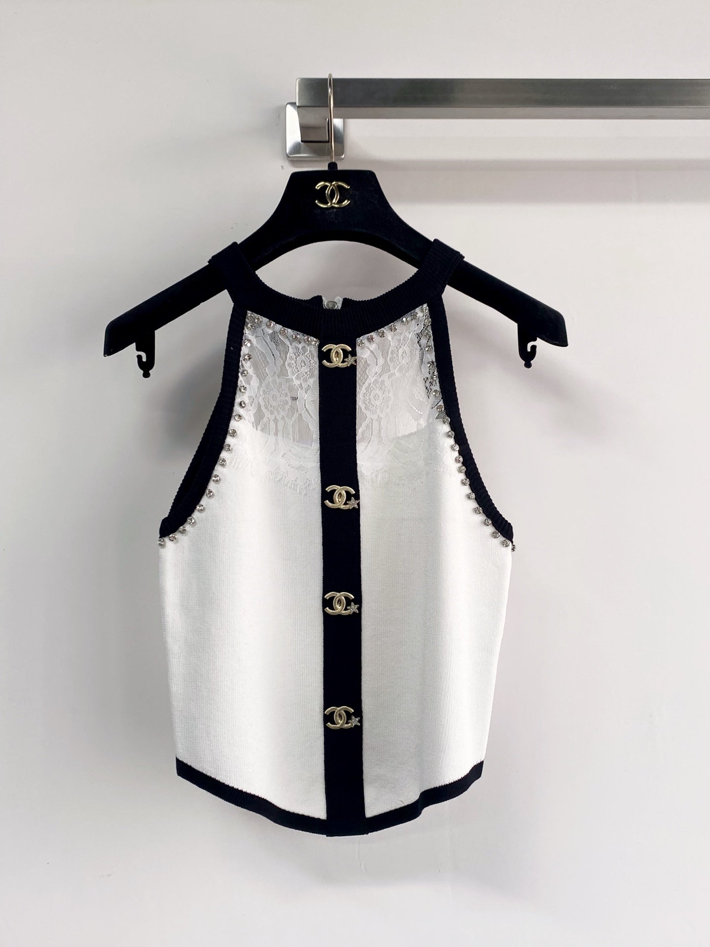 Chanel 2026 Color-Blocked Knitted Vest with Rhinestone-Studded 972720