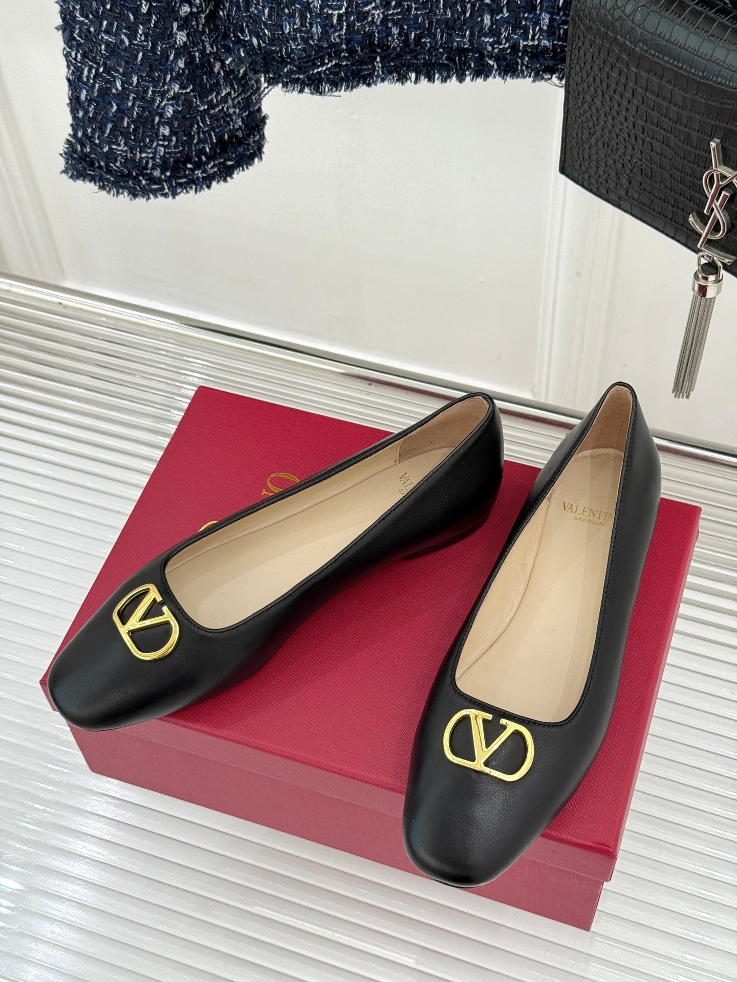 VT 26s Ballet Flats Metal V-buckle Sheepskin 702256
